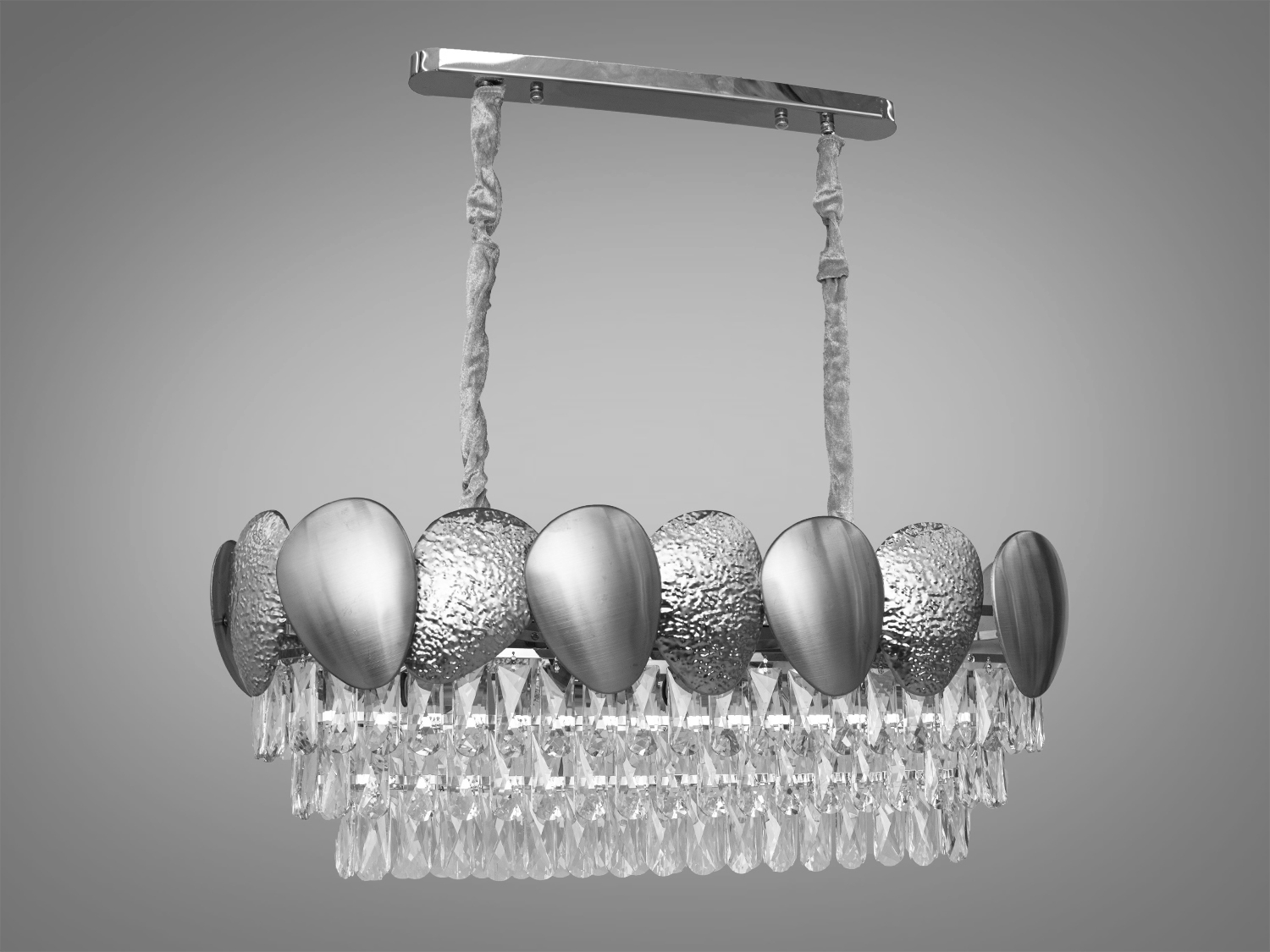 Овальна кришталева люстра для вітальні-їдальні підходить також для довгастих кімнат. Пропорції овальних люстр абсолютно гармонують із великими обідніми столами. Люстра спеціально розрахована так, що максимум яскравого світла потрапить на стіл, а інший простір приміщення наповниться м'яким світлом розсіяним кришталевими підвісками.
Стельове кріплення на планку універсальне і підходить для навісних, натяжних і звичайних стель. Люстра-підвіс під звичайні лампочки розжарювання, економки або світлодіодні лампи з цоколем Е14.
Вага люстри більше 10кг.
Лампи до комплекту не входять.