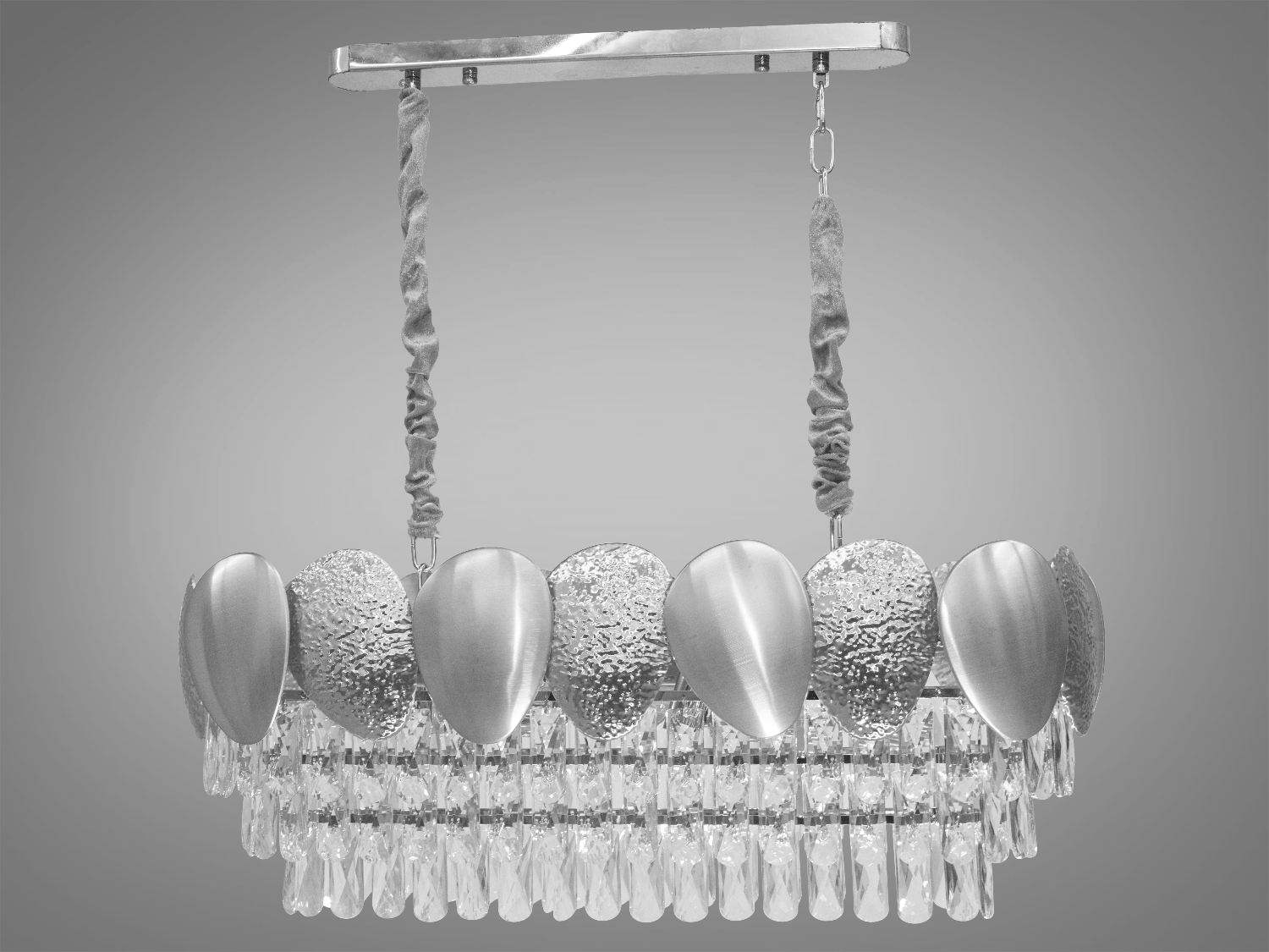 Кришталева люстра овальної форми для кухні-студії, їдальні, вітальні підходить також для довгастих кімнат. Пропорції овальних люстр ідеально гармонують із великими обідніми столами. Люстра спеціально розрахована так, що максимум яскравого світла потрапить на стіл, а решта місця приміщення наповниться м'яким світлом розсіяним кришталевими підвісками.
Висота люстри регулюється, тому підійде для невеликих кімнат і навіть для низьких стель. Люстра-підвіс під звичайні лампочки розжарювання, економки або світлодіодні лампи з цоколем Е14. Стельове кріплення на монтажну планку універсальне та підходимо для стель будь-якого типу.
Увага. Вага люстри понад 10кг.