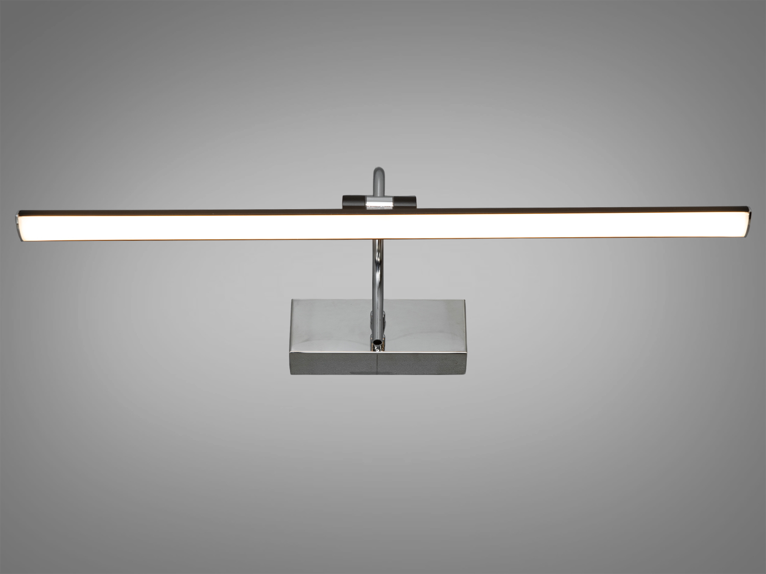 Цей лінійний світильник на 13 Вт відображає сучасний підхід до освітлення, призначений для створення витонченого акценту на дзеркалах та картинних полотнах. Його дизайн характеризується чистотою ліній та елегантністю форм, що робить його ідеальним доповненням до сучасних інтер'єрів, де кожна деталь має значення.
Завдяки можливості купувати світильники та люстри оптом у ТМ &laquo;Діаша&raquo;, ви отримаєте не тільки знижку, але й високу якість наших товарів.
Лінійний світильник виготовлений з високоякісного металу з хромованим покриттям, що надає йому глянцевого вигляду та довговічності. Елегантний та мінімалістичний вигляд цього освітлювального приладу ідеально вписується в інтер'єри, де панують сучасні матеріали, такі як скло, полірований камінь, або глянцеві поверхні.
Світильник забезпечує яскраве, але не сліпуче світло, завдяки використанню світлодіодів, що є енергоефективними та мають тривалий термін служби. Розташування світла вздовж лінії дозволяє рівномірно освітлювати велику площу, що робить його ідеальним для використання над дзеркалами у ванних кімнатах або як підсвічування для картин у галереях чи вітальнях.
Можливість регулювання колірної температури через вимикач дає змогу користувачам адаптувати освітлення до потреб моменту, від теплих тонів для створення затишку до холодних тонів для акцентування на деталях мистецтва. Ця функція робить світильник універсальним, дозволяючи йому зливатися з різними стилями декору і використовуватися у різних сценаріях &ndash; від домашніх до комерційних просторів.
Лінійний світильник від ТМ 