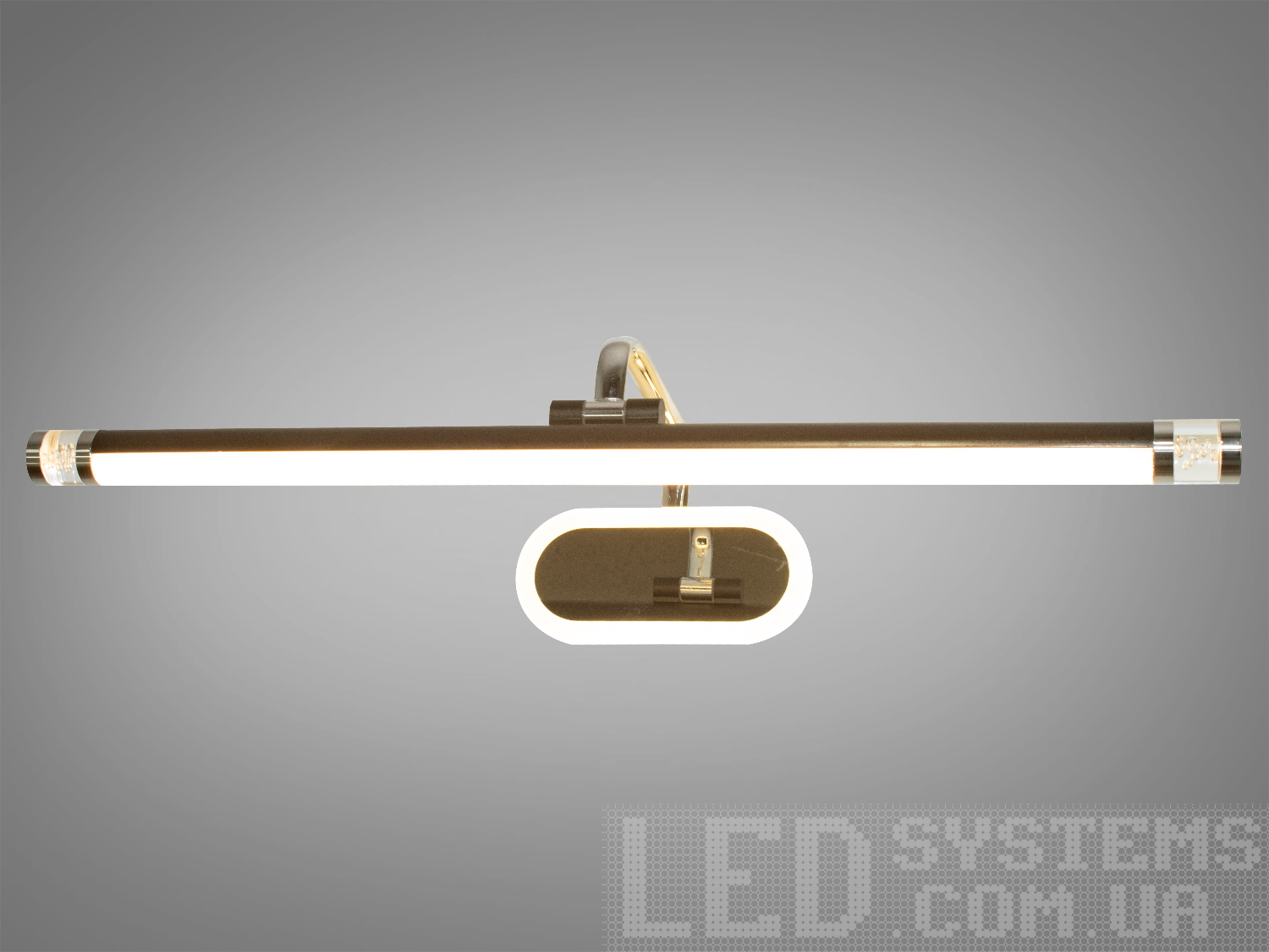 Світлодіодне підсвічування для дзеркал і картин призначене для акцентного (елементного) підсвічування в інтер'єрі - підсвічування дзеркал як у приміщенні, так і у ванній кімнаті, для картин, витворів мистецтва, стінних ніш.У цій серії всі світильники оснащені світлодіодними енергозберігаючими лампами. Які за дуже низької споживаної потужності створюють потужний світловий потік.
Кріпиться до будь-яких поверхонь стін універсальним кріпленням на монтажну планку.