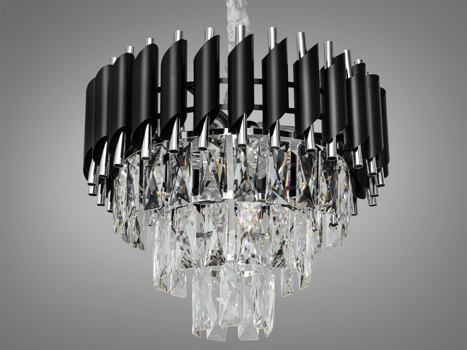 Підвісна кришталева люстра у вітальню з металевим корпусом та кришталевими підвісками добре виглядатиме в інтер'єрі спальні, зали, вітальні, їдальні, квартирі студії, як у стилі лофт, так і в класичному інтер'єрі. При цьому у будь-якому стилі вона залишається 