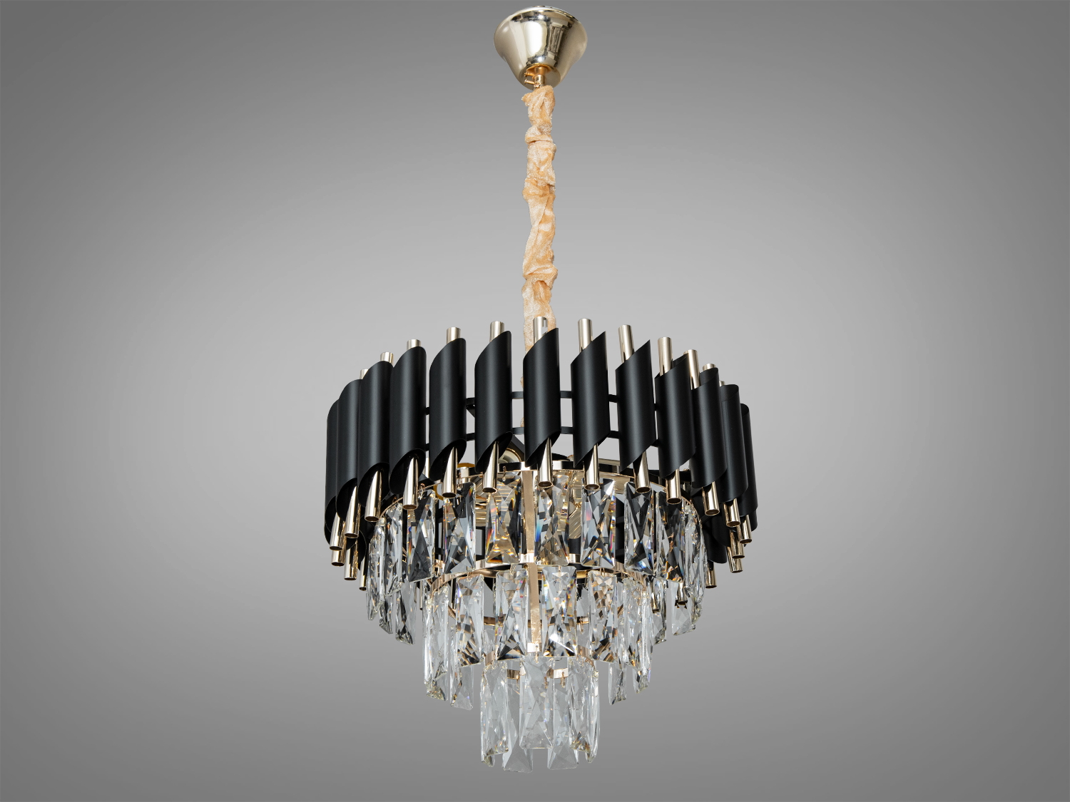 Підвісна кришталева люстра у вітальню з металевим корпусом та кришталевими підвісками добре виглядатиме в інтер'єрі спальні, зали, вітальні, їдальні, квартирі студії, як у стилі лофт, так і в класичному інтер'єрі. При цьому у будь-якому стилі вона залишається 