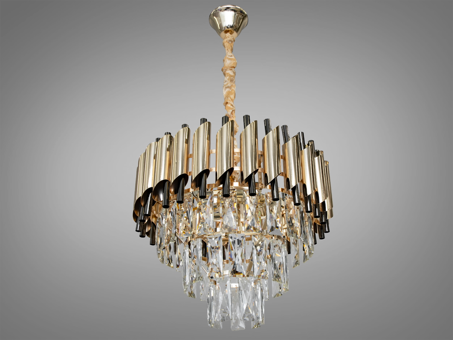 Стильна кришталева люстра в передпокій на 9 ламп з металевим корпусом і кришталевими підвісками добре виглядатиме в інтер'єрі спальні, зали, вітальні, їдальні, квартирі студії, як у стилі лофт, так і в класичному інтер'єрі. При цьому у будь-якому стилі вона залишається 