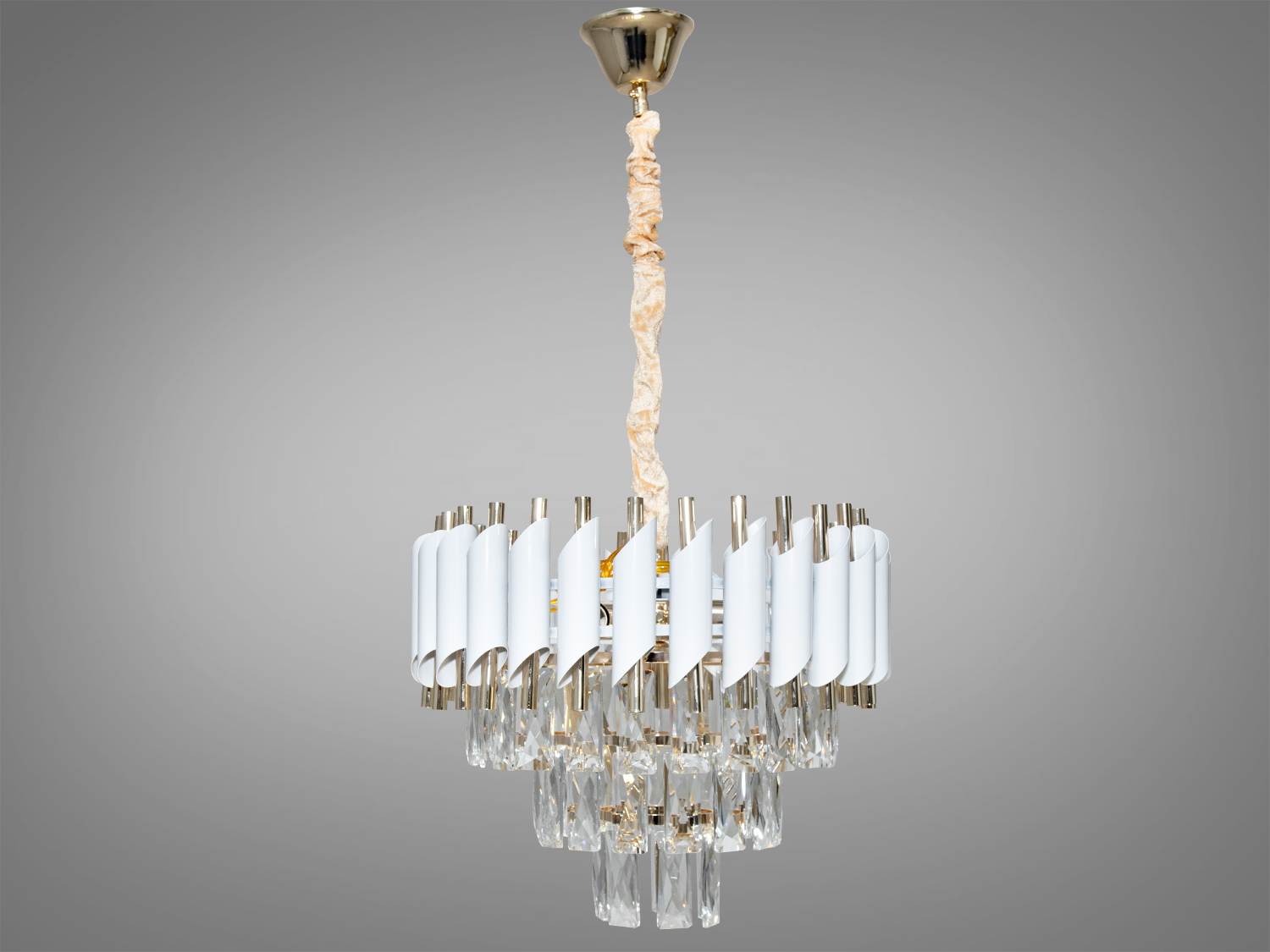 Елегантна кришталева люстра в спальню на 5 ламп з металевим корпусом і кришталевими підвісками добре виглядатиме в інтер'єрі спальні, зали, вітальні, їдальні, квартирі студії, як у стилі лофт, так і в класичному інтер'єрі. При цьому у будь-якому стилі вона залишається 