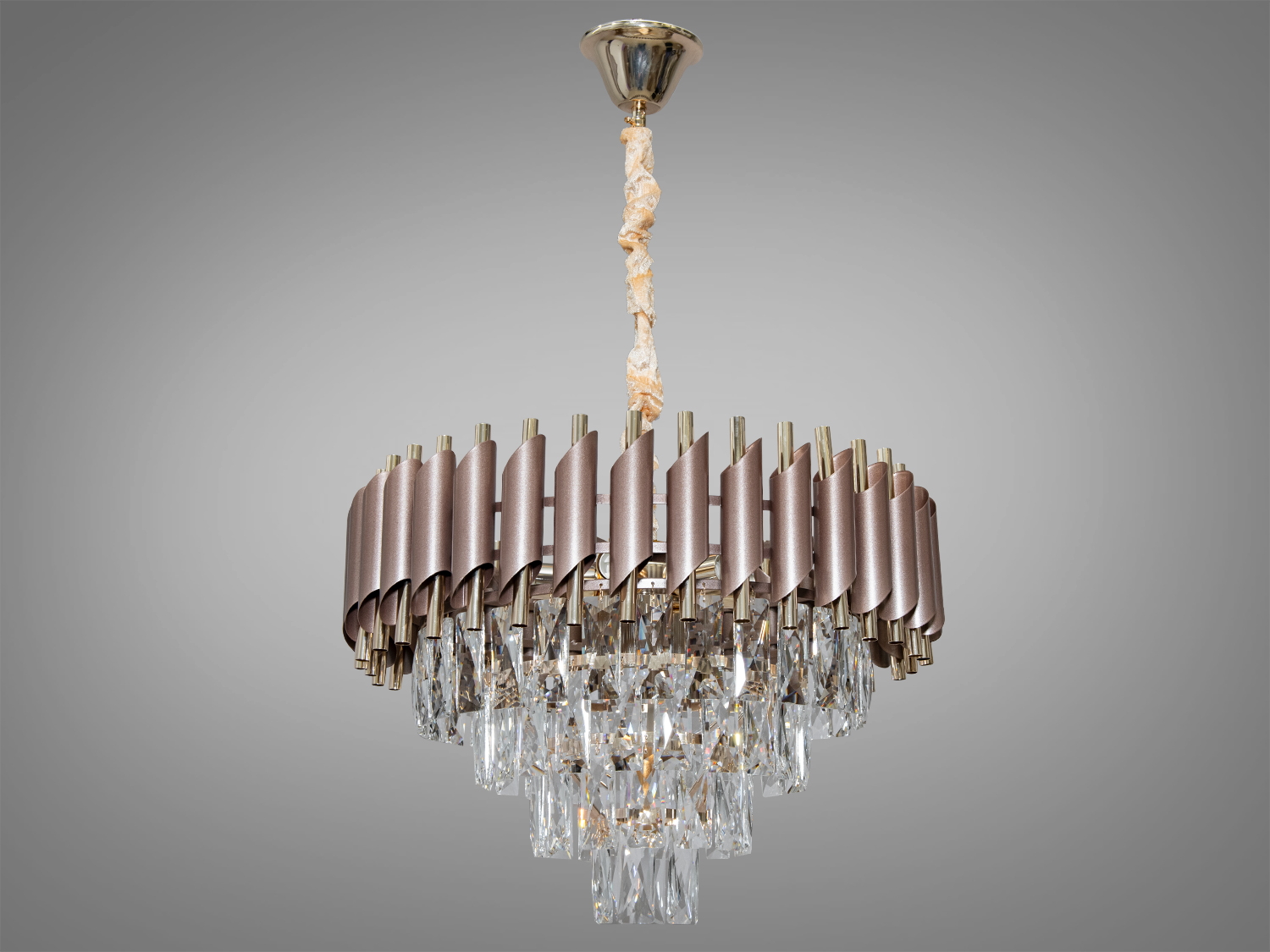 Современная хрустальная люстра в гостиную на лампах с металлическим корпусом и хрустальными подвесками хорошо будет смотреться в интерьере спальни, зала, гостиной, столовой, квартире студии, как в стиле лофт, так и в классическом интерьере. При этом в любом стиле она остается родным, лаконичным элементом.
Высота люстры регулируется благодаря чему подходит для низких потолков. Хрустальная люстра под классическую лампу или экономку с цоколем Е14.
Потолочное крепление на планку универсально и подходит для подвесных, натяжных и обычных потолков.
Внимание. Большая вес люстры.