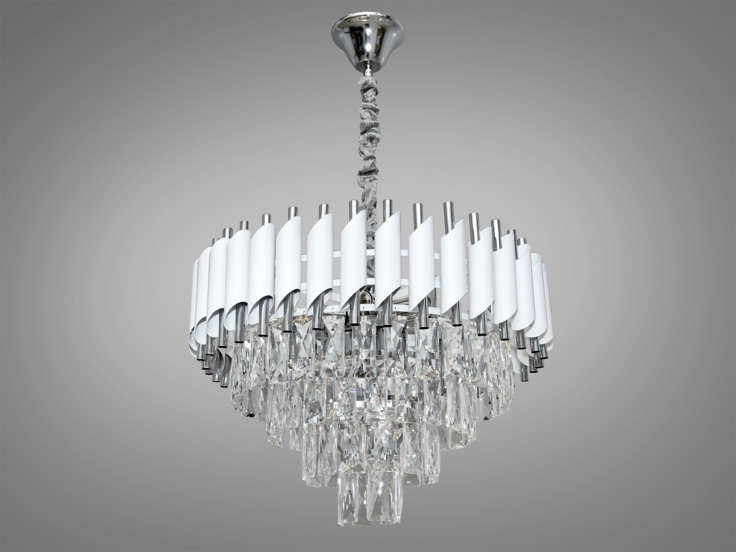 Стильна кришталева люстра в квартиру-студію на 9 ламп з металевим корпусом і кришталевими підвісками добре виглядатиме в інтер'єрі спальні, зали, вітальні, їдальні, квартирі студії, як у стилі лофт, так і в класичному інтер'єрі. При цьому у будь-якому стилі вона залишається 