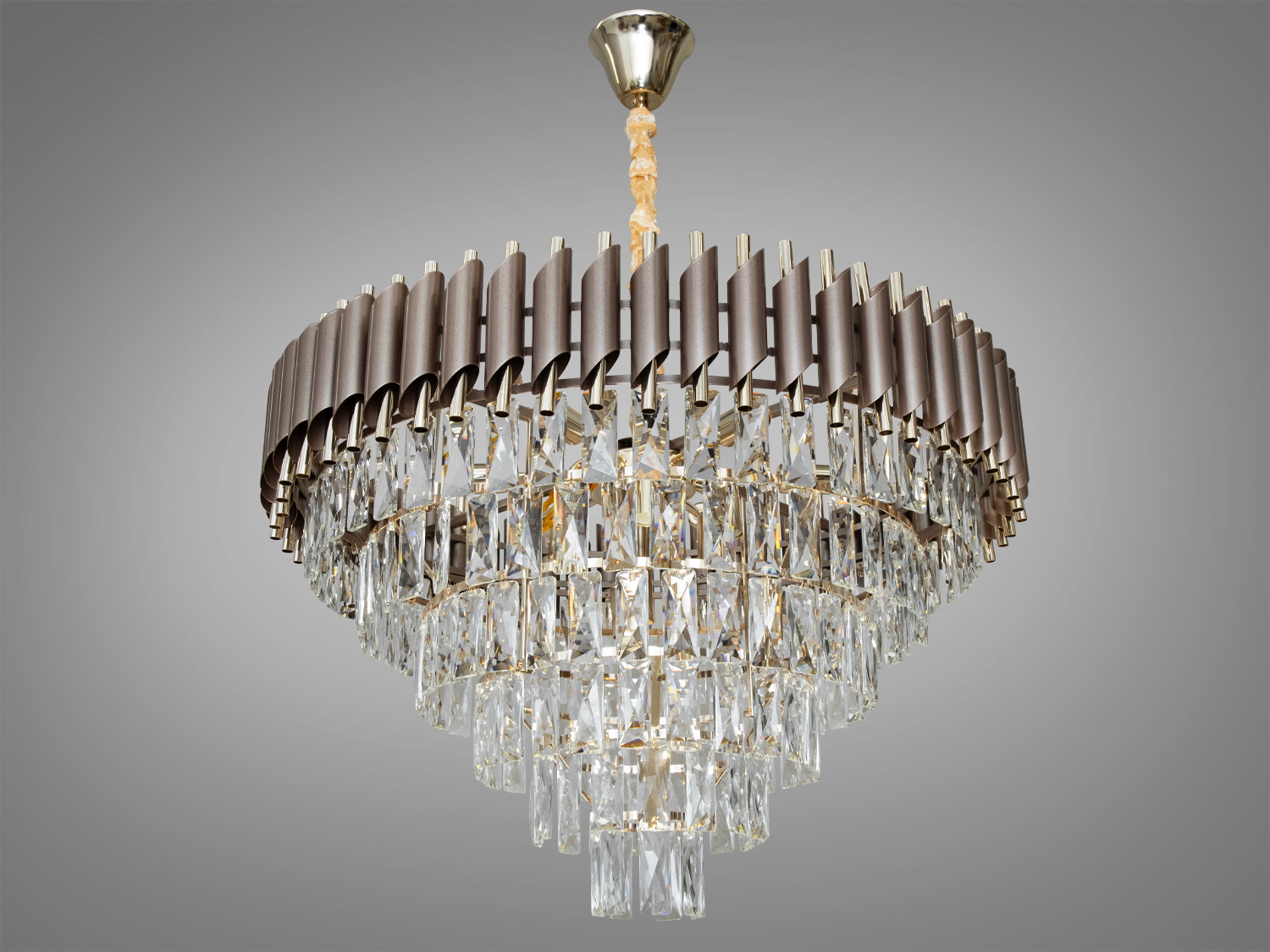 Стильна кришталева люстра для залу з металевим корпусом та кришталевими підвісками добре виглядатиме в інтер'єрі спальні, зали, вітальні, їдальні, квартирі студії, як у стилі лофт, так і в класичному інтер'єрі. При цьому у будь-якому стилі вона залишається 