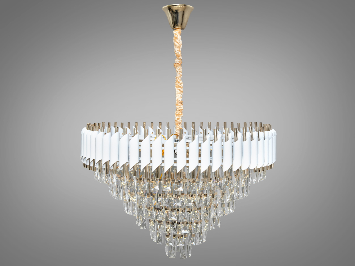 Класична кришталева люстра в студію з металевим корпусом та кришталевими підвісками добре виглядатиме в інтер'єрі спальні, зали, вітальні, їдальні, квартирі студії, як у стилі лофт, так і в класичному інтер'єрі. При цьому у будь-якому стилі вона залишається 