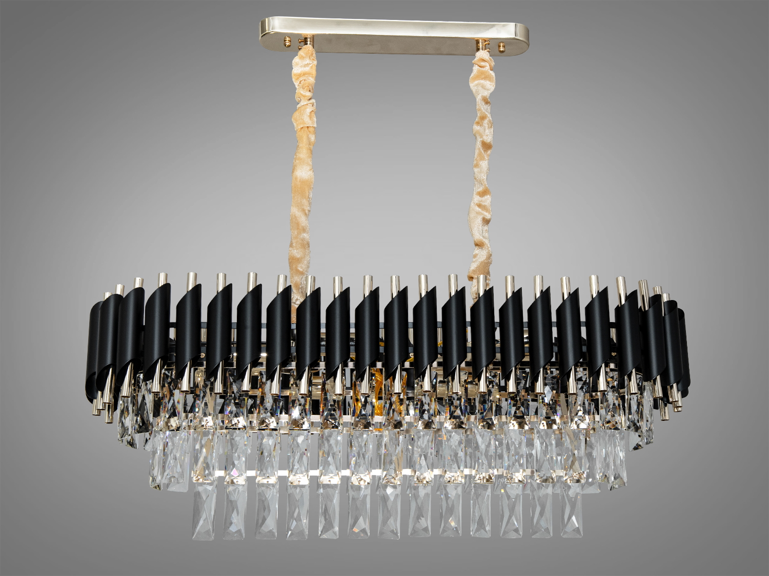 Елегантна овальна кришталева люстра для вітальні також добре виглядатиме в інтер'єрі спальні, зали, вітальні, їдальні, квартирі студії, як у стилі лофт, так і в класичному інтер'єрі. При цьому у будь-якому стилі вона залишається 