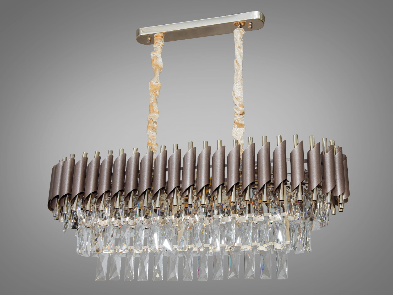 Овальна кришталева люстра-підвіс для вітальні добре виглядатиме в інтер'єрі спальні, зали, вітальні, їдальні, квартирі студії, як у стилі лофт, так і в класичному інтер'єрі. При цьому у будь-якому стилі вона залишається 