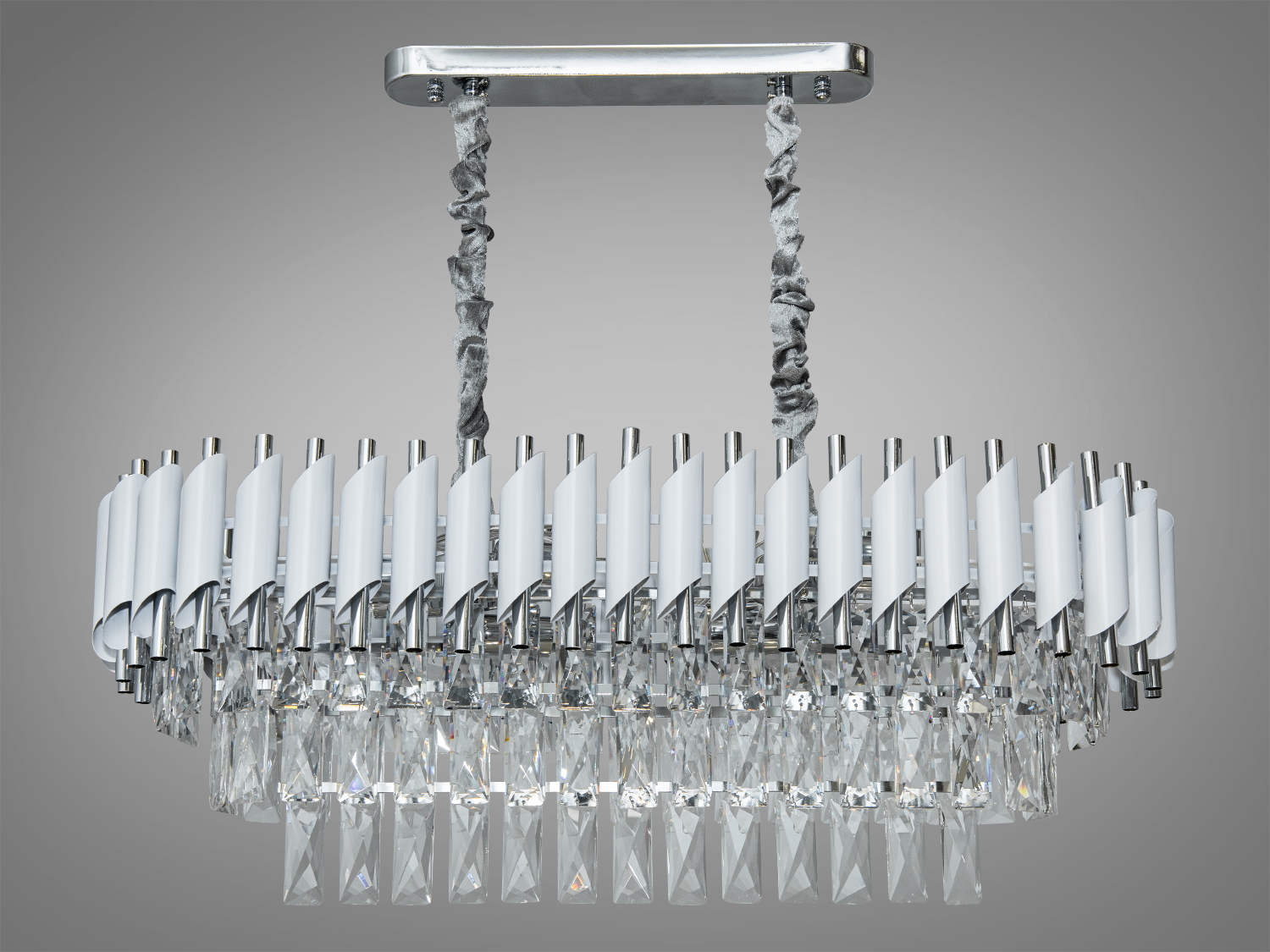 Овальна кришталева люстра-підвіс для залу також добре виглядатиме в інтер'єрі спальні, зали, вітальні, їдальні, квартирі студії, як у стилі лофт, так і в класичному інтер'єрі. При цьому у будь-якому стилі вона залишається 