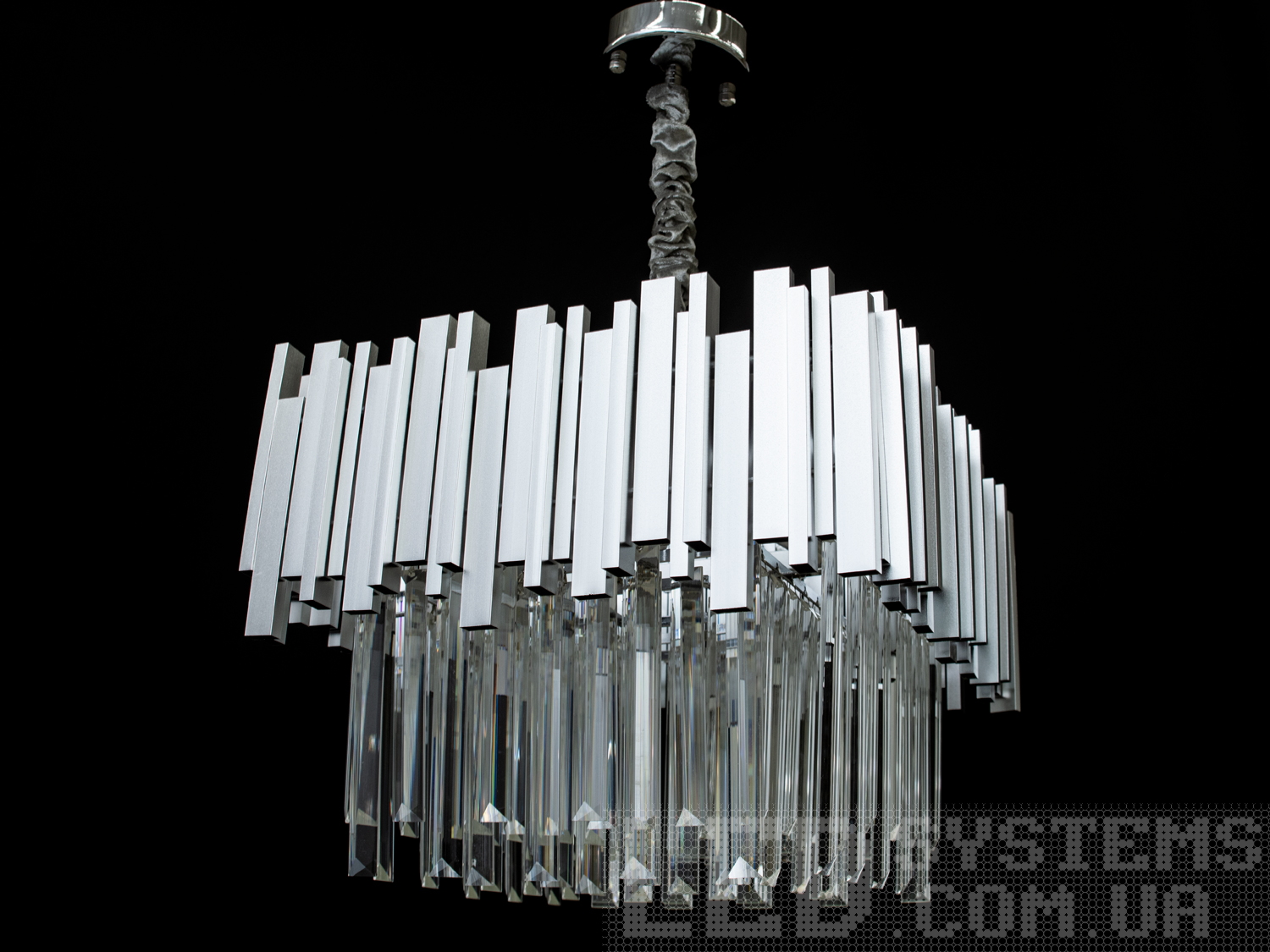 Стильна кришталева люстра квадратна на 4 лампи під класичну лампу або економку з цоколем Е14. Люстра ідеально підійде для невеликих кімнат, і для низьких стель.&nbsp;Застосовується для спальні, зали, вітальні, коридору, холу, сходового прольоту. Стельове кріплення на планку універсальне та підходить для навісних, натяжних та звичайних стель.&nbsp;
Увага. Вага люстри понад 7кг.&nbsp;
Лампи до комплекту не входять.