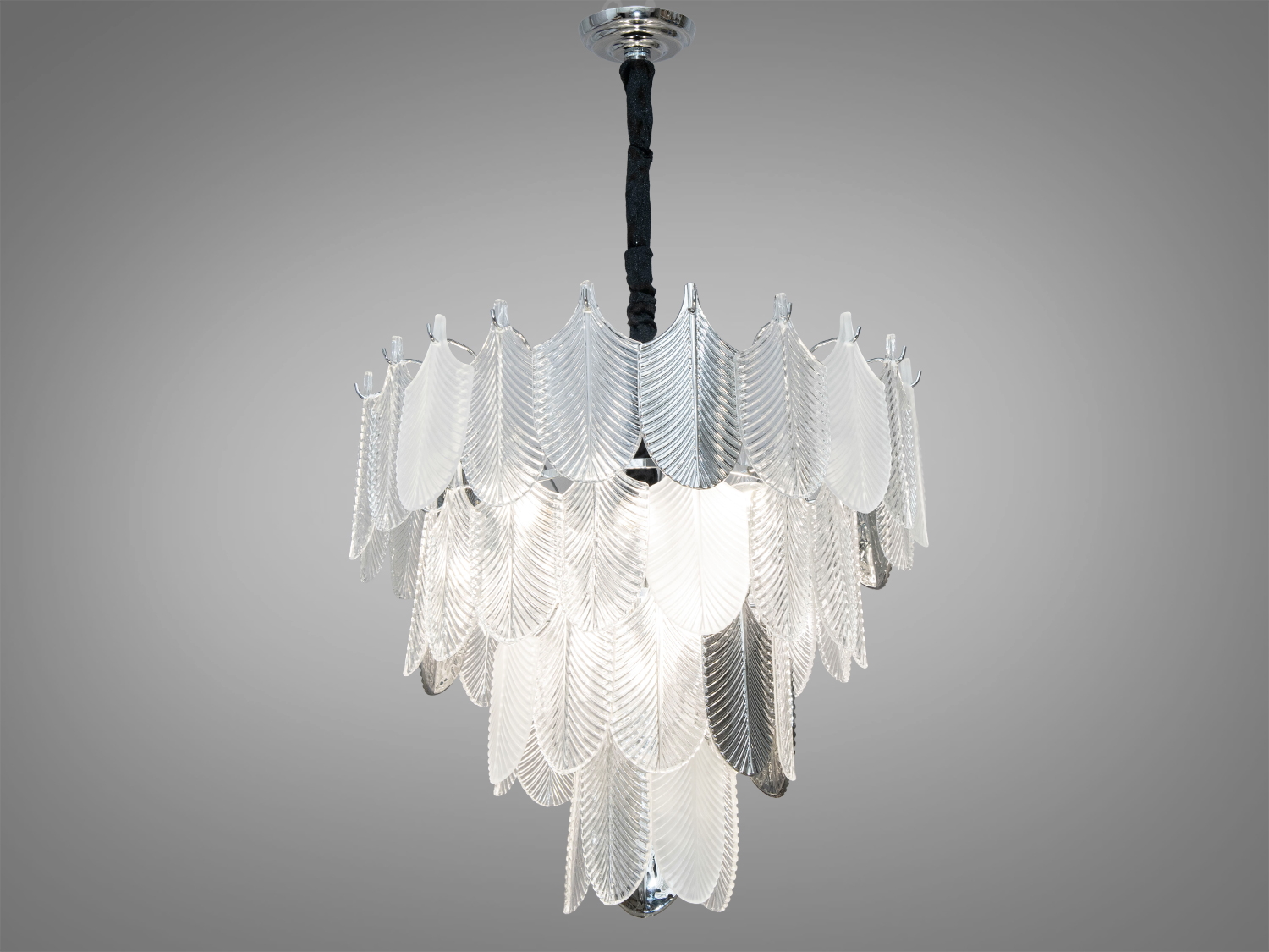 Сучасна кришталева люстра-підвіс на 10 ламп зі скляними матовими пелюстками добре виглядатиме в сучасному інтер'єрі залу, спальні, вітальні чи кухні. На неї можна дивитися під будь-яким кутом, і не дивлячись на легкість конструкції люстри, ви завжди бачитимете лампи тільки через матове скло, такими ж пластинами як на цій люстрі комплектуються люстри Hloya бренд Freya, або наприклад люстра FROST, і багато інших.
Висота люстри регулюється, завдяки чому підходить для низьких стель. Люстра-підвіс під звичайні лампочки розжарювання, економки або світлодіодні лампи з цоколем Е14. Стельове кріплення на планку універсальне підходить для навісних, натяжних та звичайних стель.
Увага. Вага люстри понад 10кг.
Лампи до комплекту не входять.