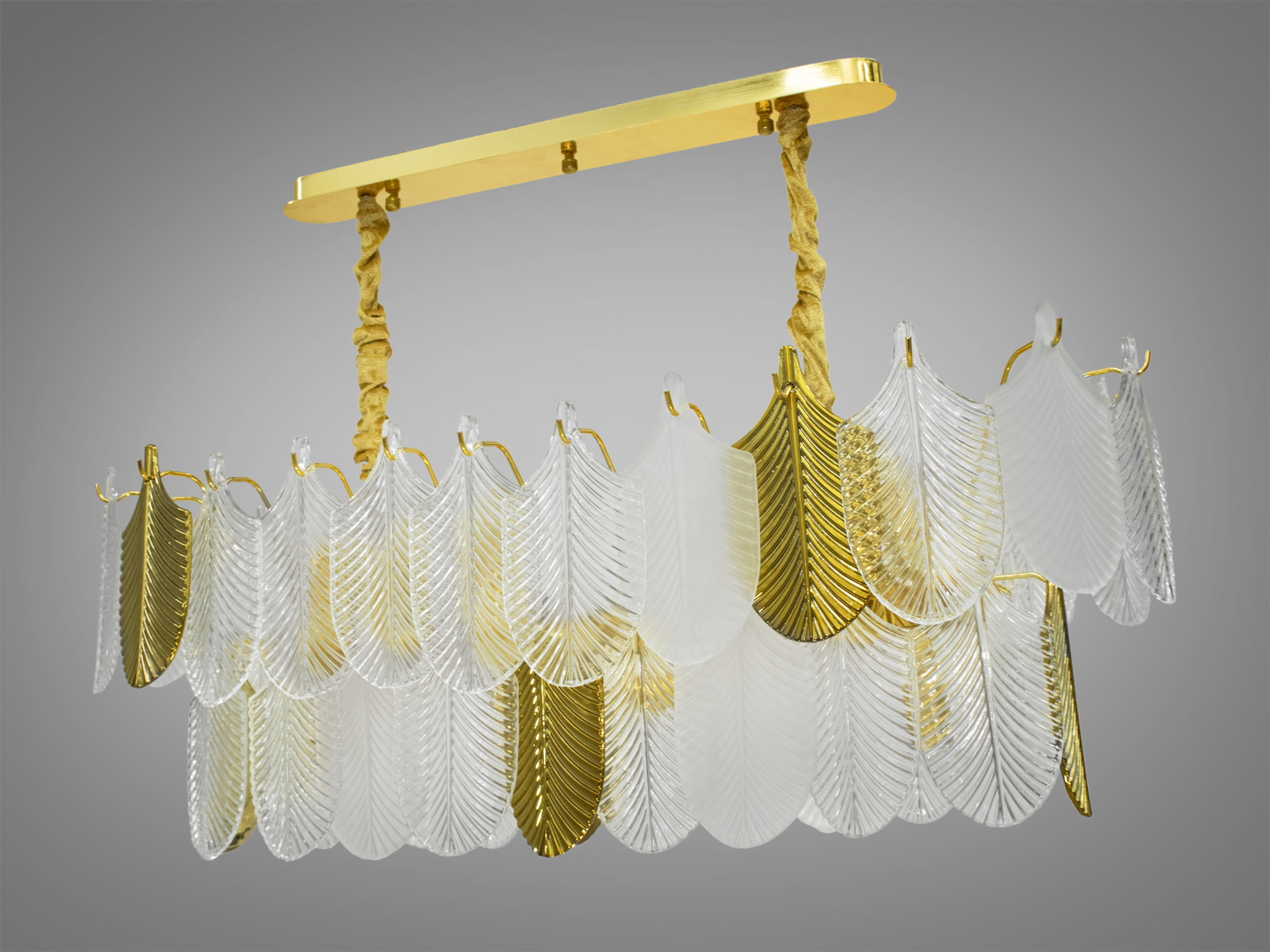 Розкішна овальна кришталева люстра-підвіс для їдальні, вітальні підходить також для довгастих кімнат. Пропорції овальних люстр ідеально гармонують із великими обідніми столами. Люстра спеціально розрахована так, що максимум яскравого світла потрапить на стіл, а решта місця приміщення наповниться м'яким світлом розсіяним кришталевими підвісками.На неї можна дивитися під будь-яким кутом, і не дивлячись на легкість конструкції люстри, ви завжди бачитимете лампи тільки через матове скло, такими ж пластинами як на цій люстрі комплектуються люстри Hloya бренд Freya, або наприклад люстра FROST, і багато інших.
Висота люстри регулюється, завдяки чому підходить для низьких стель. Люстра-підвіс під звичайні лампочки розжарювання, економки або світлодіодні лампи з цоколем Е14. Стельове кріплення на планку універсальне підходить для навісних, натяжних та звичайних стель.
Увага. Вага люстри понад 10кг.
Лампи до комплекту не входять.