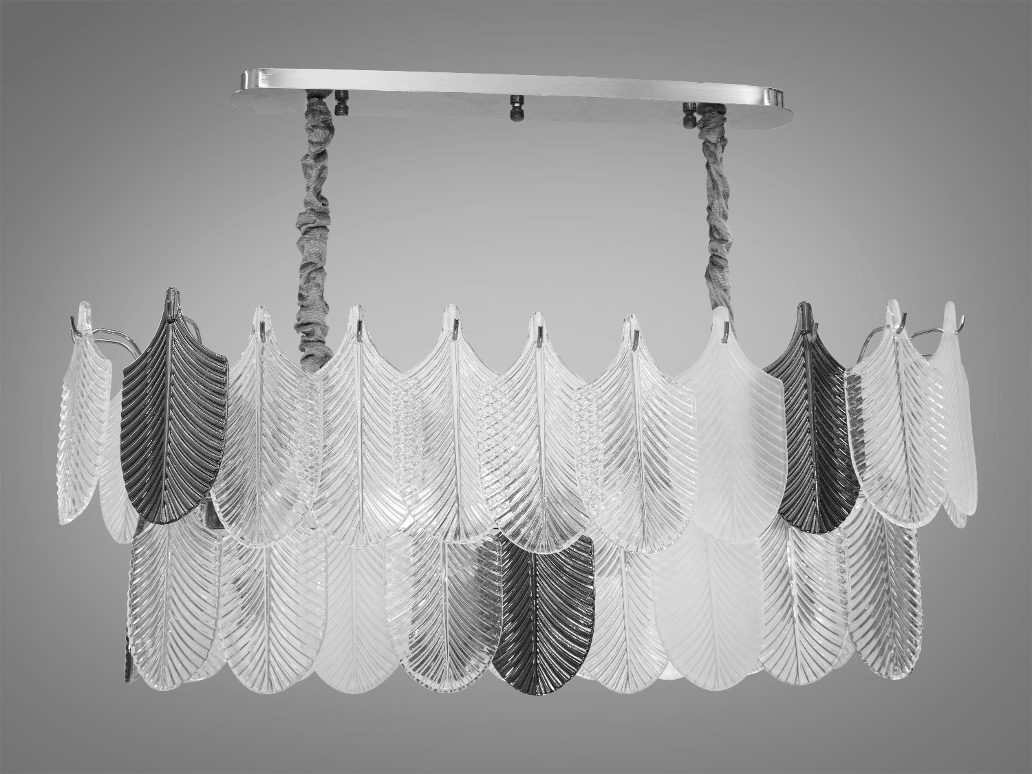 Елегантна люстра овальної форми для їдальні, вітальні підходить також для довгастих кімнат. Пропорції овальних люстр ідеально гармонують із великими обідніми столами. Люстра спеціально розрахована так, що максимум яскравого світла потрапить на стіл, а решта місця приміщення наповниться м'яким світлом розсіяним кришталевими підвісками.На неї можна дивитися під будь-яким кутом, і не дивлячись на легкість конструкції люстри, ви завжди бачитимете лампи тільки через матове скло, такими ж пластинами як на цій люстрі комплектуються люстри Hloya бренд Freya, або наприклад люстра FROST, і багато інших.
Висота люстри регулюється, завдяки чому підходить для низьких стель. Люстра-підвіс під звичайні лампочки розжарювання, економки або світлодіодні лампи з цоколем Е14. Стельове кріплення на планку універсальне підходить для навісних, натяжних та звичайних стель.
Увага. Вага люстри понад 10кг.
Лампи до комплекту не входять.