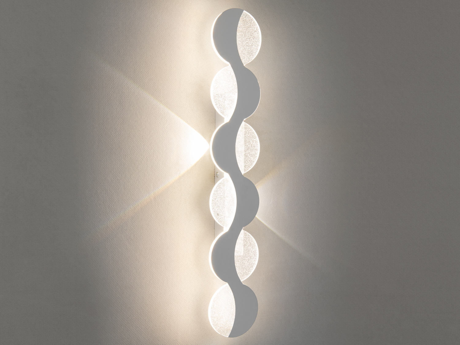 Стильний світлодіодний світильник у вітальню – це не просто джерело освітлення, а динамічна композиція, натхненна природними ритмами та плавними формами. Його вигнута структура, що складається з дуг, що повторюються, нагадує перебіг води, вигини вітру або елегантну лінію горизонту.