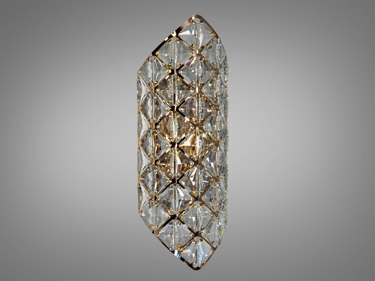 Елегантний настінний світильник Diasha з кришталевими елементами в золоті. Ідеальний вибір для віталень та спальних кімнат.