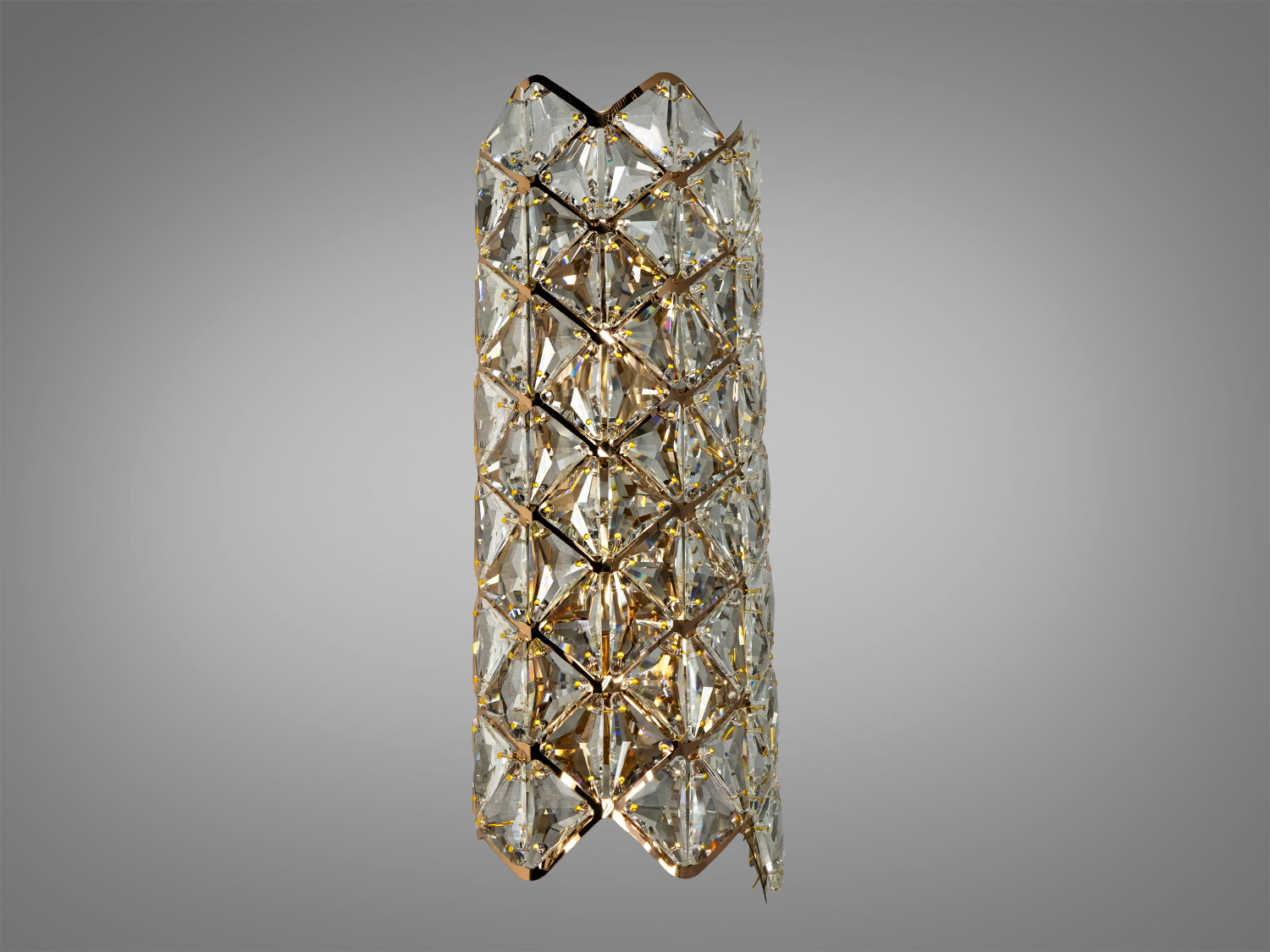 Кришталеве бра 9133B420GD з золотистою основою і кришталевими елементами у формі ромбів, ідеальне для віталень і спалень.