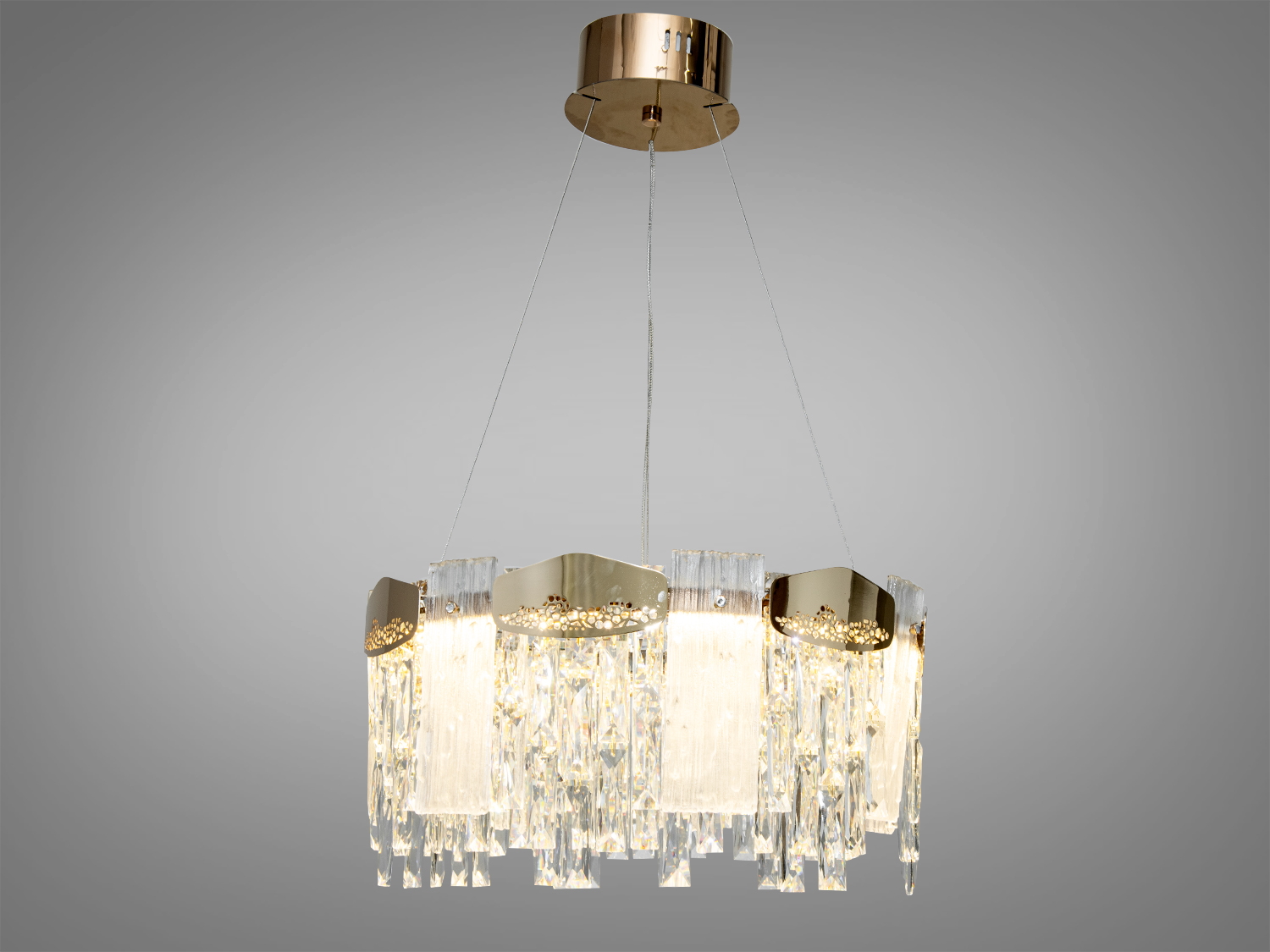 Елегантна кришталева LED люстра для залу ідеально підійде для невеликих приміщень, і навіть для низьких стель, тому що висота регулюється, наприклад, у коридор, кухню, спальню.
Світлодіодна люстра має кілька режимів: холодний 6000К, нейтральний 4100К, теплий 3200К. Перемикання здійснюється з настінного вимикача почерговим включенням/вимкненням. Світлодіоди дозволяють підбирати необхідну температуру світла. Використання гнучкого світлодіодного модуля в люстрі дозволяє вивести естетичні якості на новий сучасний рівень.
Кріпиться до стелі (гіпсокартонним, навісним, натяжним) універсальним кріпленням-на планку.