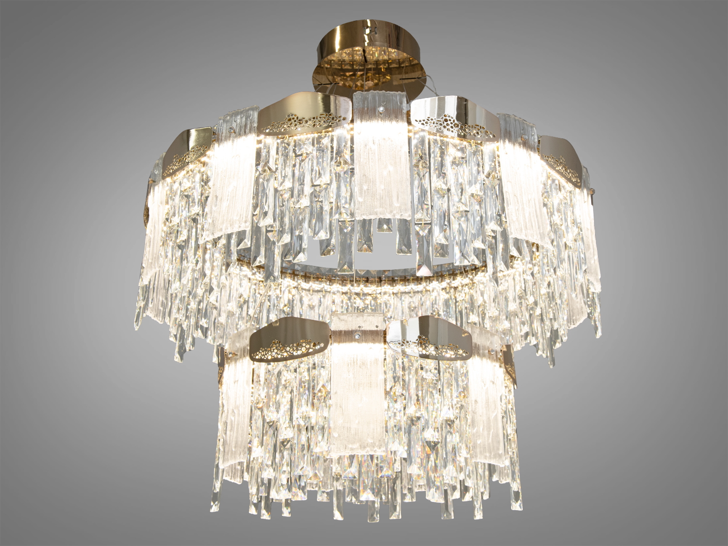 Двоярусна кришталева світлодіодна люстра у вітальню також ідеально підійде для невеликих приміщень, і навіть для низьких стель, тому що висота регулюється, наприклад, у коридор, кухню, спальню. Ці кришталеві світлодіодні люстри, представлені на нашому сайті, не просто висвітлюють ваш будинок, а й перетворюють його, додаючи кожній кімнаті відчуття розкоші, яке раніше було доступне лише у великих та просторих інтер'єрах. Вони готові осяяти своїм блиском будь-яку квартиру, надаючи кожному будинку відчуття унікальності та стилю.
Світлодіодна люстра має кілька режимів: холодний 6000К, нейтральний 4100К, теплий 3200К. Перемикання здійснюється з настінного вимикача почерговим включенням/вимкненням. Світлодіоди дозволяють підбирати необхідну температуру світла. Використання гнучкого світлодіодного модуля в люстрі дозволяє вивести естетичні якості на новий сучасний рівень.
Кріпиться до стелі (гіпсокартонним, навісним, натяжним) універсальним кріпленням-на планку.&nbsp;
Увага. Вага люстри 32 кг.