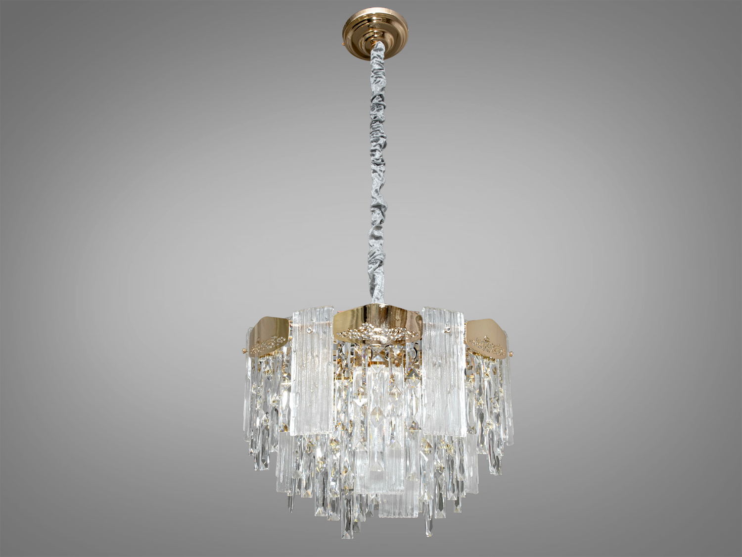 Вишукана кришталева люстра у вітальню добре виглядатиме в інтер'єрі зали, вітальні, спальні, їдальні. Також застосовується в інтер'єр банкетного чи концертного залу, ресторану чи готелю.
На неї можна дивитися під будь-яким кутом, і не дивлячись на легкість конструкції люстри, ви завжди бачитимете лампи тільки через скло. У класичний інтер'єр вона вносить нотки сучасності та легкої грайливості, а квартирі студії у стилі лофт дарує крапельку суворості та впорядкованості.
Висота люстри регулюється завдяки чому підходить для невеликих кімнат та низьких стель. Стельове кріплення на планку універсальне і підходить для стель будь-якого типу. Люстра-підвіс під звичайні лампочки розжарювання, економки або світлодіодні лампи із цоколем Е14.
Увага. Вага люстри понад 8кг.