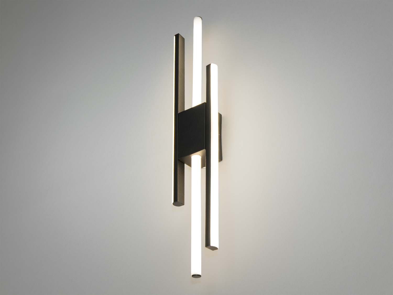 Універсальний світлодіодний світильник у коридор – це втілення сучасного дизайну, де стиль та функціональність зливаються у єдину гармонію. Його архітектурна форма, що нагадує перехрещені світлові лінії.