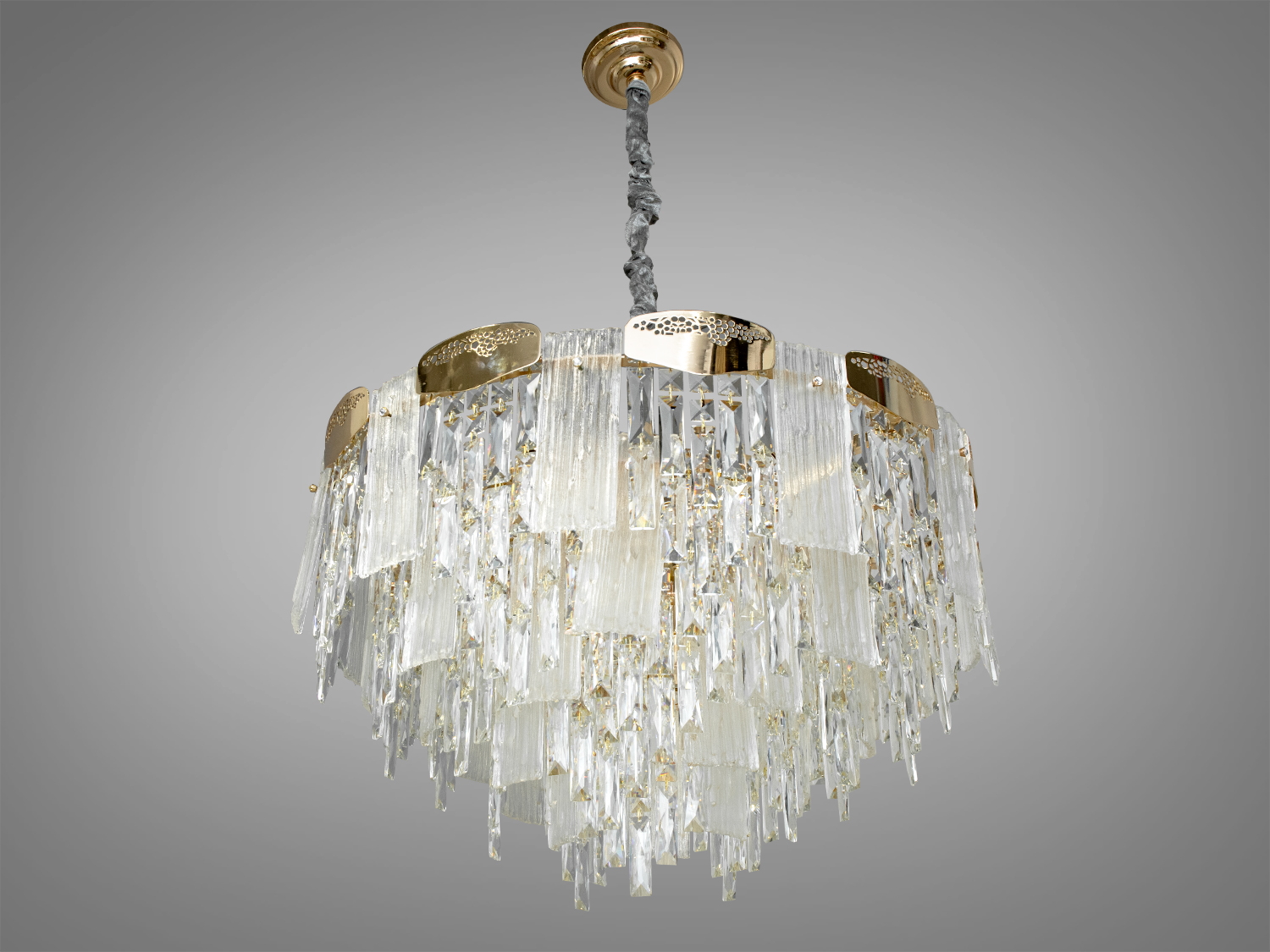 Елеганітна кришталева люстра для великого залу також добре виглядатиме в інтер'єрі вітальні, спальні, їдальні. Також застосовується в інтер'єр банкетного чи концертного залу, ресторану чи готелю.
На неї можна дивитися під будь-яким кутом, і не дивлячись на легкість конструкції люстри, ви завжди бачитимете лампи тільки через скло. У класичний інтер'єр вона вносить нотки сучасності та легкої грайливості, а квартирі студії у стилі лофт дарує крапельку суворості та впорядкованості.
Висота люстри регулюється завдяки чому підходить для невеликих кімнат та низьких стель. Стельове кріплення на планку універсальне і підходить для стель будь-якого типу. Люстра-підвіс під звичайні лампочки розжарювання, економки або світлодіодні лампи із цоколем Е14.
Увага. Вага люстри 31кг.