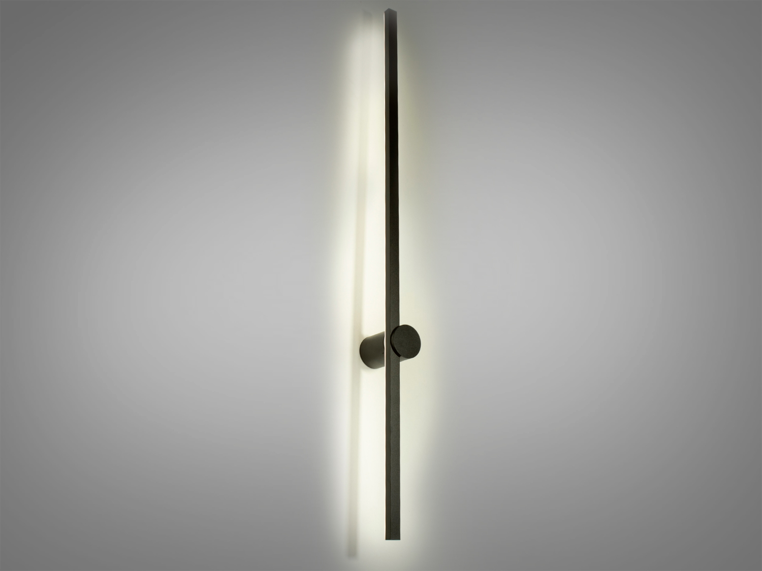 Мінімалістичне світлодіодне бра в передпокій поєднує в собі лаконічність та функціональність, призначений для використання на стіні. Застосовується в стильні кабінети, лофти, арт-студії, ресторани, кафе або закусочні, а також для домашніх інтер'єрів,
Використання енергоефективних світлодіодів забезпечує довготривалу службу та низьке енергоспоживання, а акриловий дифузор &ndash; стійкість до ударів та легкість у догляді. Висока якість матеріалів гарантує, що виріб збереже привабливість та функціональність навіть за інтенсивного використання.
Можливість регулювання колірної температури від теплого 3200K до холодного 6000K та нейтрального 4100K за допомогою вимикача робить цей світильник дуже зручним, оскільки він може адаптуватися до різних настроїв та потреб приміщення.
Дифузор з акрилу не тільки забезпечує рівномірне та м'яке розсіювання світла, але й створює цікавий світловий ефект на стіні, що надає інтер'єру додаткової глибини та візуального інтересу. Завдяки своєму дизайну, що випромінює світло у бік стіни, бра не сліпить та ідеально підходить для створення розслабленої атмосфери.
