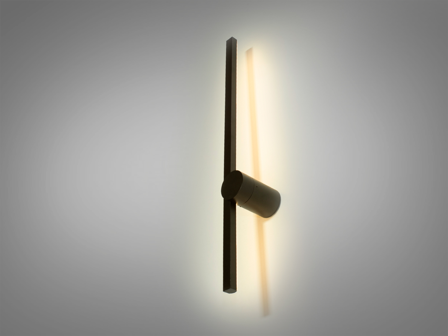 Дизайнерське світлодіодне бра в стилі лофт для спальні поєднує в собі лаконічність та функціональність, призначений для використання на стіні. Застосовується в стильні кабінети, лофти, арт-студії, ресторани, кафе або закусочні, а також для домашніх інтер'єрів,
Використання енергоефективних світлодіодів забезпечує довготривалу службу та низьке енергоспоживання, а акриловий дифузор &ndash; стійкість до ударів та легкість у догляді. Висока якість матеріалів гарантує, що виріб збереже привабливість та функціональність навіть за інтенсивного використання.
Можливість регулювання колірної температури від теплого 3200K до холодного 6000K та нейтрального 4100K за допомогою вимикача робить цей світильник дуже зручним, оскільки він може адаптуватися до різних настроїв та потреб приміщення.
Дифузор з акрилу не тільки забезпечує рівномірне та м'яке розсіювання світла, але й створює цікавий світловий ефект на стіні, що надає інтер'єру додаткової глибини та візуального інтересу. Завдяки своєму дизайну, що випромінює світло у бік стіни, бра не сліпить та ідеально підходить для створення розслабленої атмосфери.