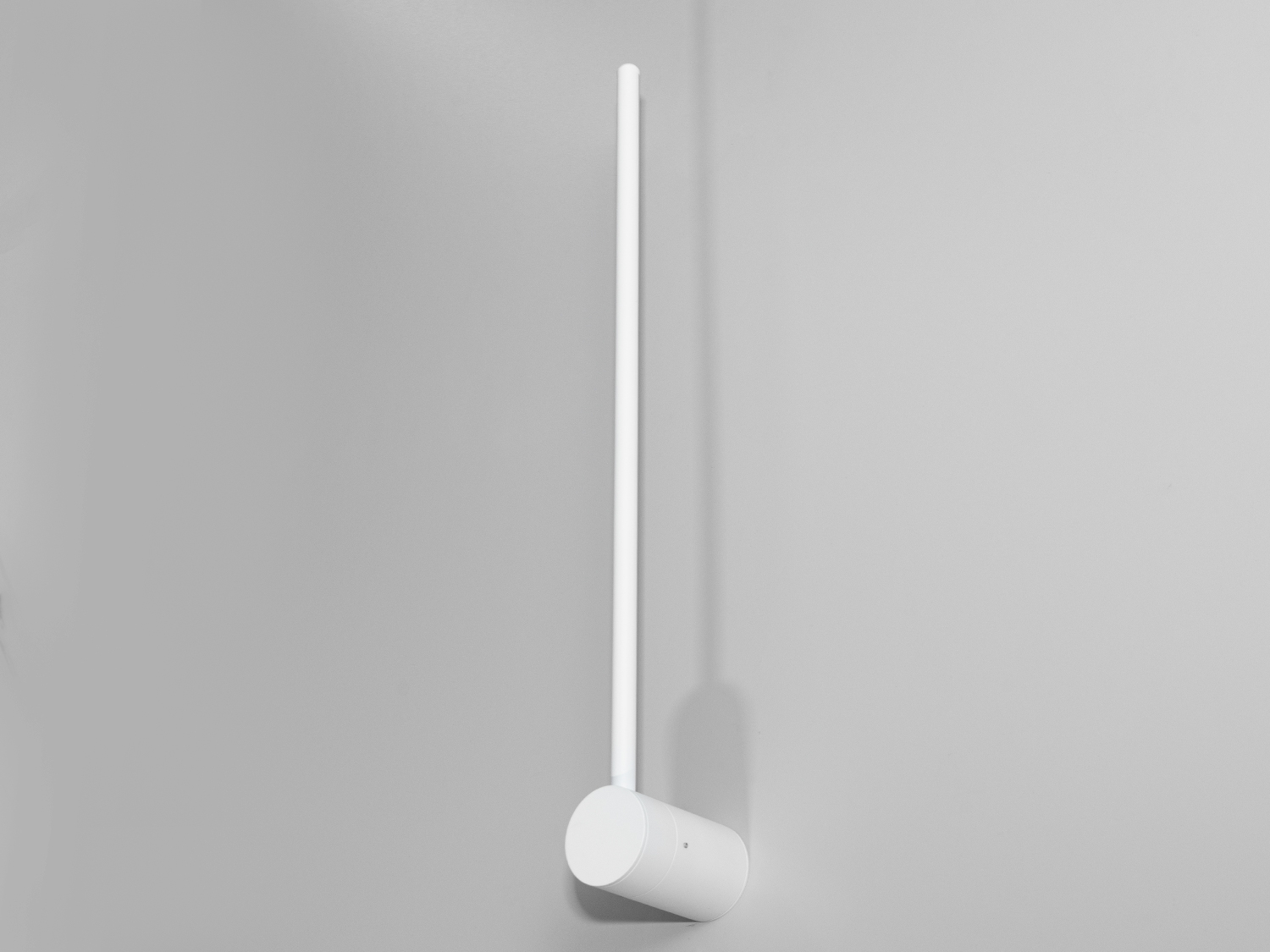 Мінімалістичне світлодіодне бра палка в спальню поєднує в собі лаконічність і функціональність, призначену для використання на стіні. Застосовується в стильних офісах, арт-студіях, ресторанах, кафе або закусочних, а також для домашніх інтер'єрів.
Стильний колір бра робить його універсальним вибором для різних приміщень &ndash; від вітальні до спальні чи офісу. Незважаючи на свою простоту, бра в кімнату здатна створити атмосферу комфорту та затишку, додаючи приміщенню нотки сучасності та стилю. Його суворі лінії та відсутність зайвих деталей підходять для інтер'єрів у стилі хай-тек, мінімалізмі чи лофті.
Висотою 60 см ця бра є ідеальним доповненням до зони відпочинку або робочої області, створюючи як м'яке фонове освітлення, так і яскраве для читання або інших видів діяльності. Можливість регулювання колірної температури від теплого 3200K до холодного 6000K та нейтрального 4100K за допомогою вимикача робить цей світильник дуже зручним, оскільки він може адаптуватися до різних настроїв та потреб приміщення.
Дифузор з акрилу не тільки забезпечує рівномірне та м'яке розсіювання світла, але й створює цікавий світловий ефект на стіні, що надає інтер'єру додаткової глибини та візуального інтересу. Завдяки своєму дизайну, що випромінює світло у бік стіни, бра не сліпить та ідеально підходить для створення розслабленої атмосфери.
Головним елементом бра є тонка вертикальна планка, що містить потужний світлодіодний модуль на 10Вт, що забезпечує м'яке та рівномірне освітлення. На планці розташоване кругле кріплення, що надає додатковий акцент і підтримує гармонійний вигляд усієї конструкції.
Дане світлодіодне бра відрізняється високою енергоефективністю, що дозволяє заощаджувати електроенергію без втрати якості освітлення. Це особливо важливо для сучасних будинків, де енергоефективність стає одним із головних критеріїв вибору освітлювальних приладів. Крім того, світлодіоди мають тривалий термін служби, що забезпечує тривалу роботу бра без необхідності частого обслуговування або заміни лампочок.
Кріпляться до стіни будь-якого типу універсальним кріпленням на монтажну планку.