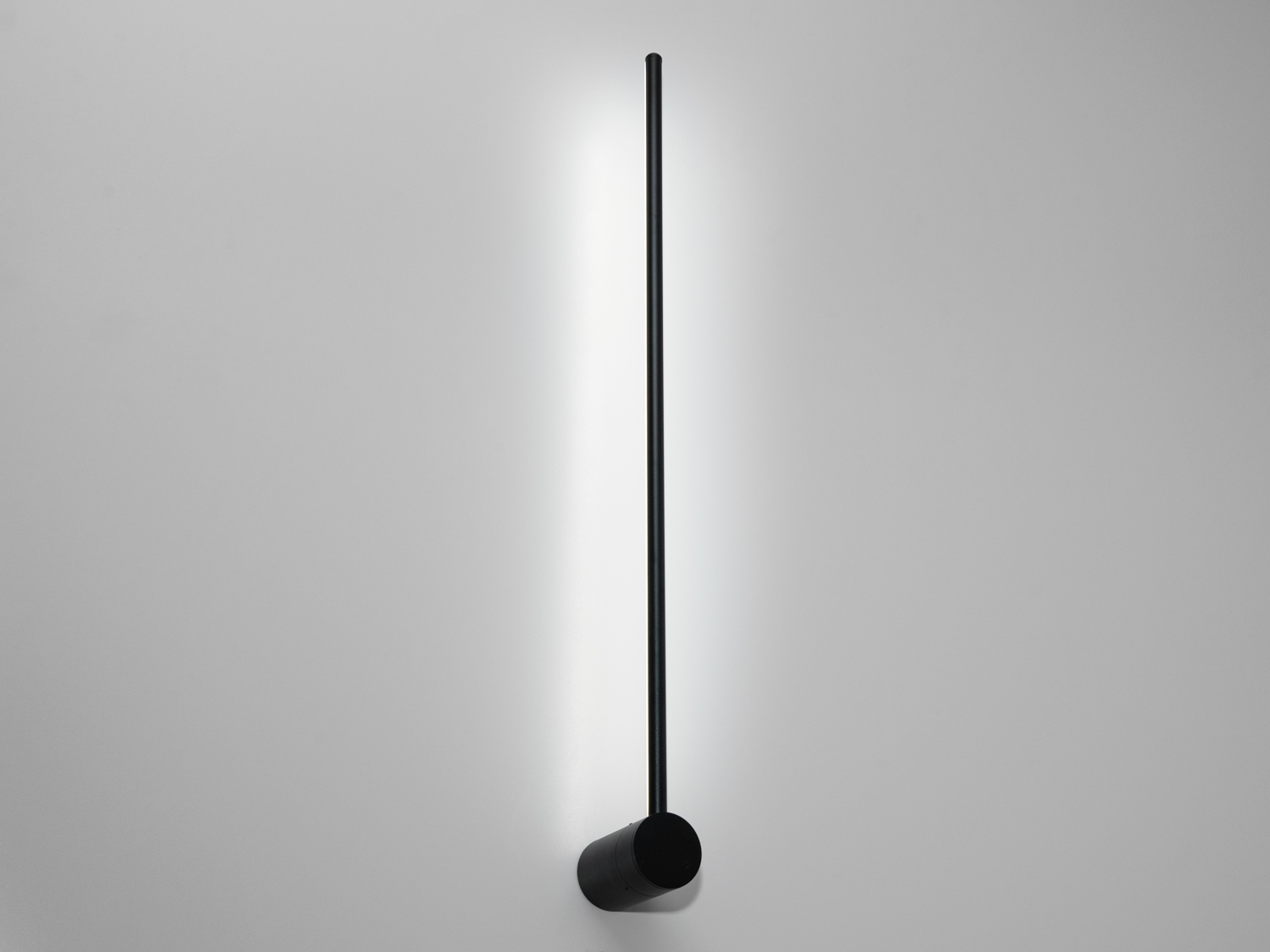 Вертикальна світлодіодна бра труба для залу поєднує в собі лаконічність та функціональність, призначену для використання на стіні. Застосовується в стильних офісах, арт-студіях, ресторанах, кафе або закусочних, а також для домашніх інтер'єрів.
Стильний колір бра робить його універсальним вибором для різних приміщень &ndash; від вітальні до спальні чи офісу. Незважаючи на свою простоту, бра в кімнату здатна створити атмосферу комфорту та затишку, додаючи приміщенню нотки сучасності та стилю. Його суворі лінії та відсутність зайвих деталей підходять для інтер'єрів у стилі хай-тек, мінімалізмі чи лофті.
Висотою 80 см ця бра є ідеальним доповненням до зони відпочинку або робочої області, створюючи як м'яке фонове освітлення, так і яскраве для читання або інших видів діяльності. Можливість регулювання колірної температури від теплого 3200K до холодного 6000K та нейтрального 4100K за допомогою вимикача робить цей світильник дуже зручним, оскільки він може адаптуватися до різних настроїв та потреб приміщення.
Дифузор з акрилу не тільки забезпечує рівномірне та м'яке розсіювання світла, але й створює цікавий світловий ефект на стіні, що надає інтер'єру додаткової глибини та візуального інтересу. Завдяки своєму дизайну, що випромінює світло у бік стіни, бра не сліпить та ідеально підходить для створення розслабленої атмосфери.
Головним елементом бра є тонка вертикальна планка, що містить потужний світлодіодний модуль на 12Вт, що забезпечує м'яке та рівномірне освітлення. На планці розташоване кругле кріплення, що надає додатковий акцент і підтримує гармонійний вигляд усієї конструкції.
Дане світлодіодне бра відрізняється високою енергоефективністю, що дозволяє заощаджувати електроенергію без втрати якості освітлення. Це особливо важливо для сучасних будинків, де енергоефективність стає одним із головних критеріїв вибору освітлювальних приладів. Крім того, світлодіоди мають тривалий термін служби, що забезпечує тривалу роботу бра без необхідності частого обслуговування або заміни лампочок.
Кріпляться до стіни будь-якого типу універсальним кріпленням на монтажну планку.