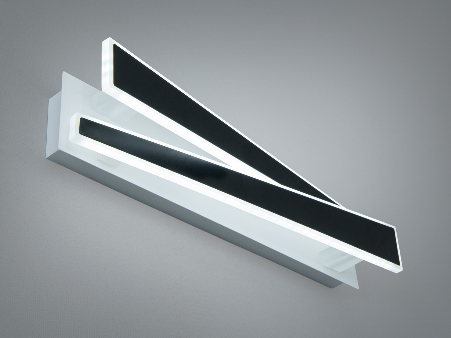 Чорне настінне LED бра Diasha 22 Вт з двома панелями створює м’яку підсвітку без сліпіння. Підходить для спальні, коридору, вітальні та офісних зон.