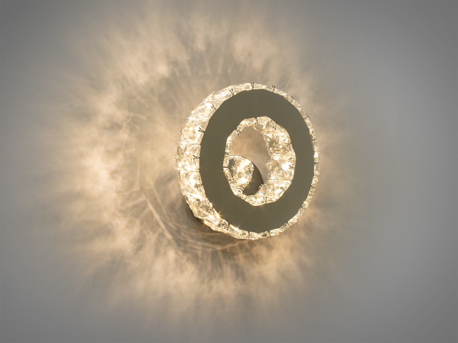 Настінний кришталевий LED світильник у спальню також застосовується для зали, вітальні, коридору.
Кристали, що прикрашають цей світильник, надають йому розкіш та неповторність. Вони не просто відбивають світло, але і розсіюють його, створюючи м'яке, розсіяне свічення, що забезпечує місцеве підсвічування без різких тіней або сліпучого ефекту.
За допомогою вимикача можна змінювати колірну температуру світильника: теплий 3200&deg;К, нейтральний 4100&deg;К, холодний 6000&deg;К. Колірна температура перемикається простим вимкненням-вмиканням світильника.
Світлодіоди, які є серцем цього світильника, відомі своїми перевагами, включаючи велику тривалість служби та низьке енергоспоживання, що робить їх вибором номер один для економії та екологічності. Крім того, світлодіоди відрізняються високою надійністю та стійкістю до механічних впливів, що забезпечує світильнику довгу та безпроблемну експлуатацію.
Кріпиться до стін будь-якого типу універсальним кріпленням на монтажну планку.
Ідеально до люстр серії 7220 та 7201