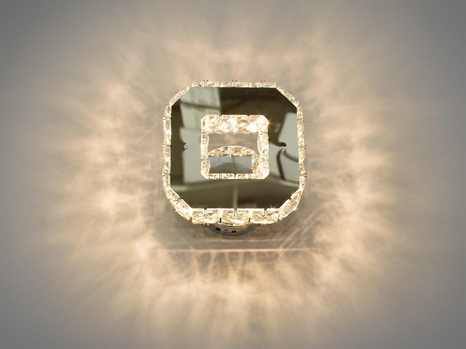 Чудовий настінний LED світильник у вітальню також застосовується у спальню, для залу, коридору.
Кристали, що прикрашають цей світильник, надають йому розкіш та неповторність. Вони не просто відбивають світло, але і розсіюють його, створюючи м'яке, розсіяне свічення, що забезпечує місцеве підсвічування без різких тіней або сліпучого ефекту.
За допомогою вимикача можна змінювати колірну температуру світильника: теплий 3200&deg;К, нейтральний 4100&deg;К, холодний 6000&deg;К. Колірна температура перемикається простим вимкненням-вмиканням світильника.
Світлодіоди, які є серцем цього світильника, відомі своїми перевагами, включаючи велику тривалість служби та низьке енергоспоживання, що робить їх вибором номер один для економії та екологічності. Крім того, світлодіоди відрізняються високою надійністю та стійкістю до механічних впливів, що забезпечує світильнику довгу та безпроблемну експлуатацію.
Кріпиться до стін будь-якого типу універсальним кріпленням на монтажну планку.
Ідеально до люстр серії 7220 та 7201