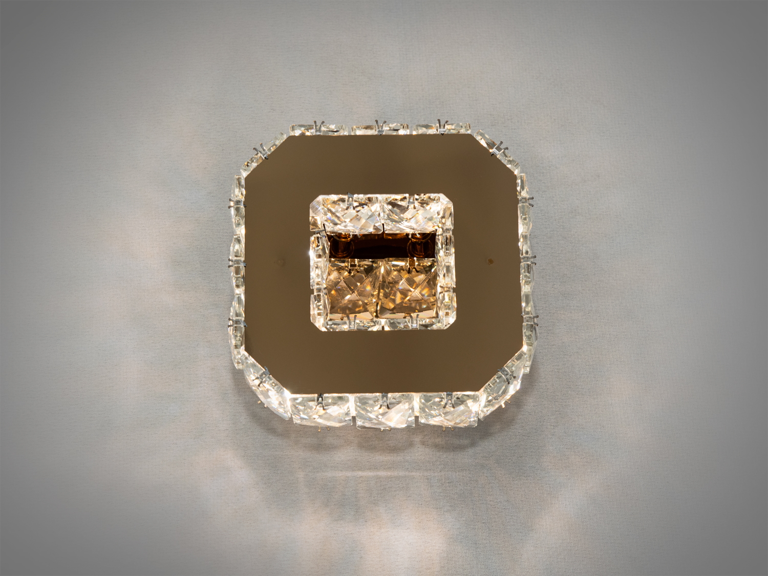 Привабливий настінний кришталевий LED світильник, 6W. Вишуканий асортимент світильників та люстр від бренду Діаша - ідеальний вибір для гуртових покупців, які цінують красу та якість.