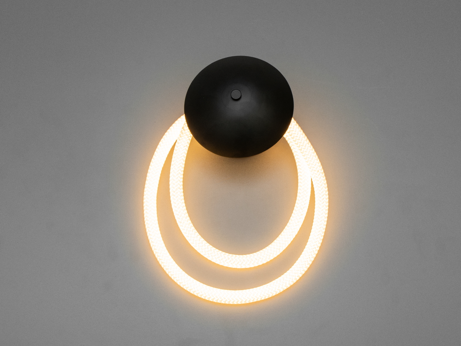 Унікальне світлодіодне бра шланг серії Ropelight відмінно підійде для різних типів просторів: від коридорів до віталень, від кабінетів до спалень.
Гнучкість шлангу дозволяє креативно підходити до освітлення. Ви можете легко змінити форму світильника, адаптуючи його під конкретний інтер'єр чи настрій. Колірна температура 3200К створює комфортну затишну атмосферу. Такий діапазон є оптимальним для створення комфортного освітлення, яке сприятливо впливає на настрій та добре комбінується із різними стилями інтер'єру.
Цей світильник-бра чудово поєднується з іншими виробами з серії 