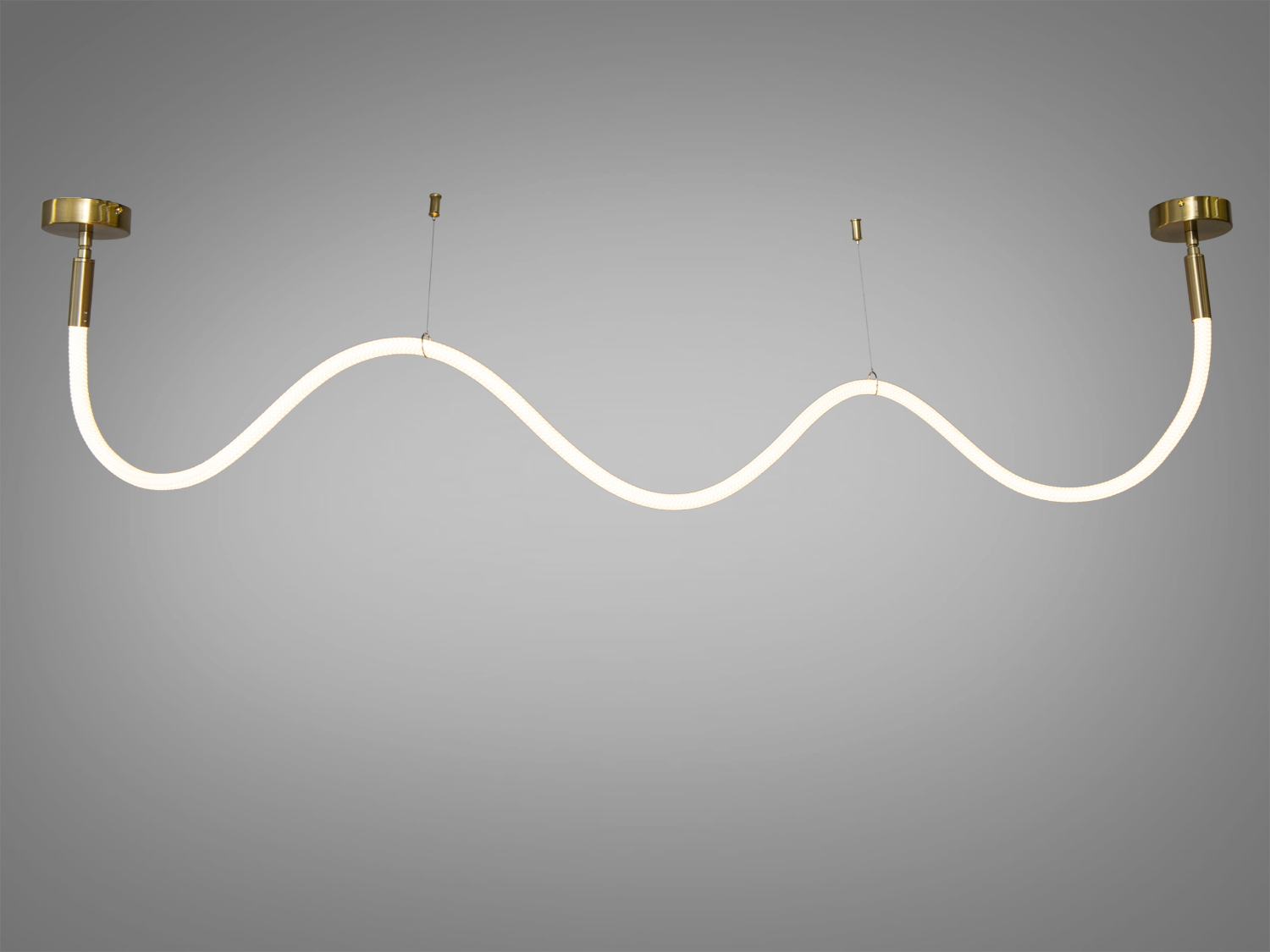 Сучасна LED люстра шланг на кухню-студію з модним оригінальним дизайном. Це ідеальний варіант для зон, де потрібна концентрація або релаксація, наприклад, у робочих кабінетах, зонах відпочинку або навіть у дитячих кімнатах. Ця люстра ідеально підійде для вітальні, їдальні, а також для розміщення у центрі столу або кухні.
Гнучка силіконова трубка, обгорнута натуральним текстилем, що робить його унікальним та не схожим на інші світильники. Додатково текстильна обтяжка забезпечує довговічність та оберігає силіконову поверхню від зносу. Витончені світлодіодні світильники призначені для створення яскравого освітлення.
Крім того, важливо відзначити, що колір свічення цього світильника складає 3200К.
Люстра кріпиться до стелі будь-якого типу універсальним кріпленням на монтажну планку.