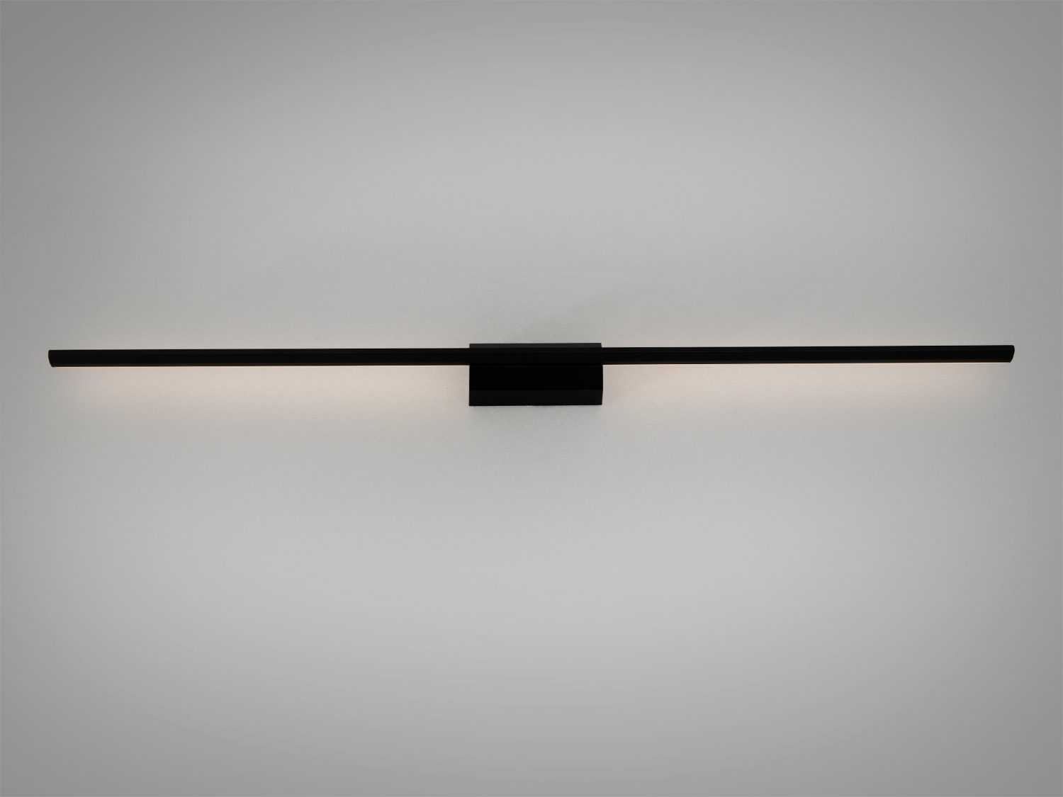 Чорне LED бра Line 7Вт, 385 лм, 4100K, довжина 78 см. Вузький профіль, метал, монтаж на планку, керування настінним вимикачем. Для коридорів, спалень, віталень.