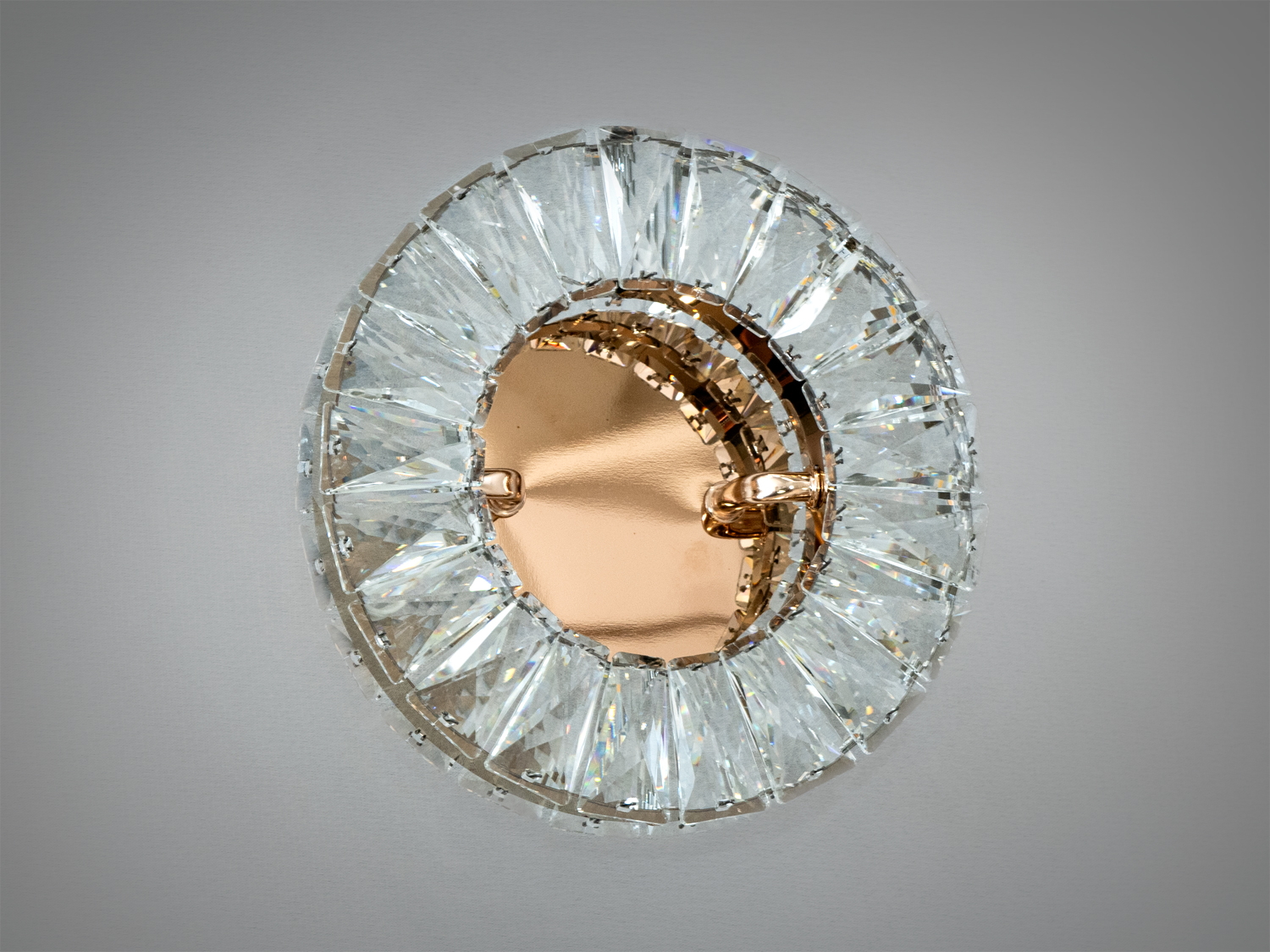 Чудовий настінний кришталевий LED світильник у спальню також застосовується у вітальню, для зали, коридору.
Кристали, що прикрашають цей світильник, надають йому розкіш та неповторність. Вони не просто відбивають світло, але і розсіюють його, створюючи м'яке, розсіяне свічення, що забезпечує місцеве підсвічування без різких тіней або сліпучого ефекту.
За допомогою вимикача можна змінювати колірну температуру світильника: теплий 3200&deg;К, нейтральний 4100&deg;К, холодний 6000&deg;К. Колірна температура перемикається простим вимкненням-вмиканням світильника.
Світлодіоди, які є серцем цього світильника, відомі своїми перевагами, включаючи велику тривалість служби та низьке енергоспоживання, що робить їх вибором номер один для економії та екологічності. Крім того, світлодіоди відрізняються високою надійністю та стійкістю до механічних впливів, що забезпечує світильнику довгу та безпроблемну експлуатацію.
Кріпиться до стін будь-якого типу універсальним кріпленням на монтажну планку.
Ідеально до люстр серії 7220 та 7201