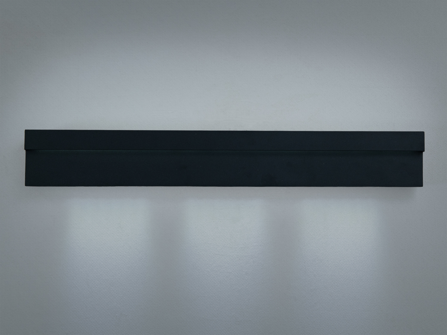 Настінний чорний світильник 9646LBK з LED лампами для рівномірного акцентного освітлення в сучасних інтер′єрах.