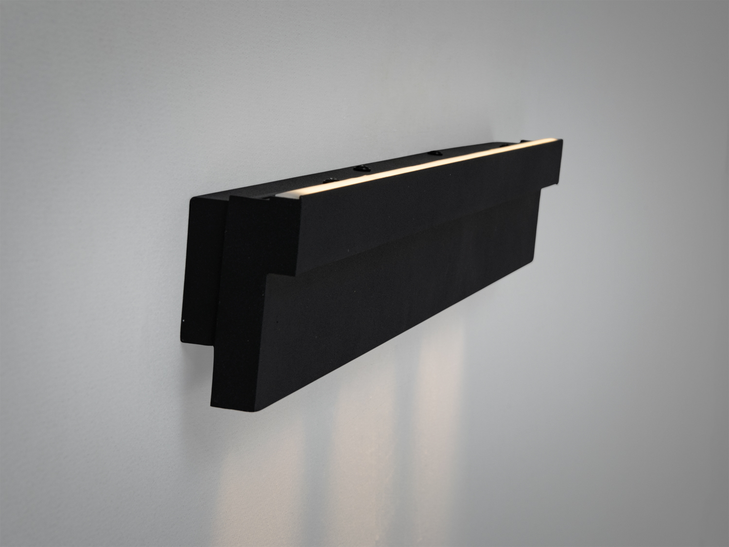 Чорний лінійний настінний LED-світильник 24 Вт для дзеркал, картин і коридорів. М’яке рівномірне підсвічування, вбудовані світлодіоди, сучасний дизайн.