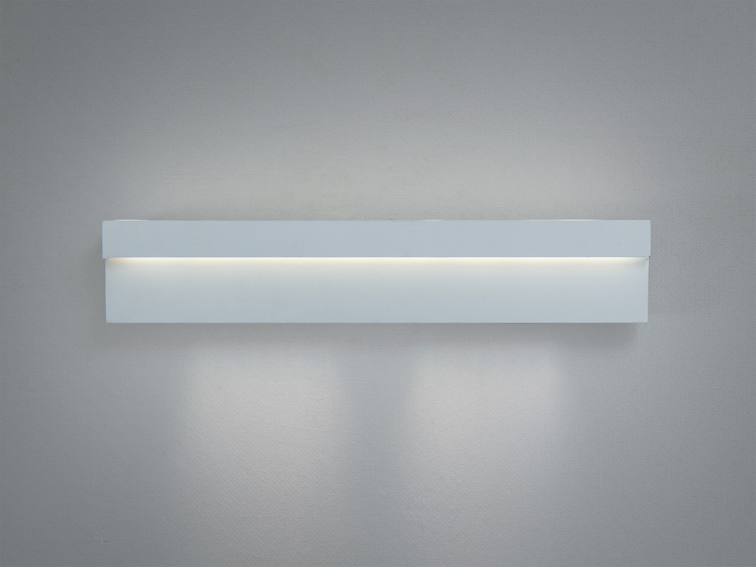 Лінійне бра LED 18 Вт у білому корпусі для підсвічування картин і дзеркал з рівномірним м′яким світлом.