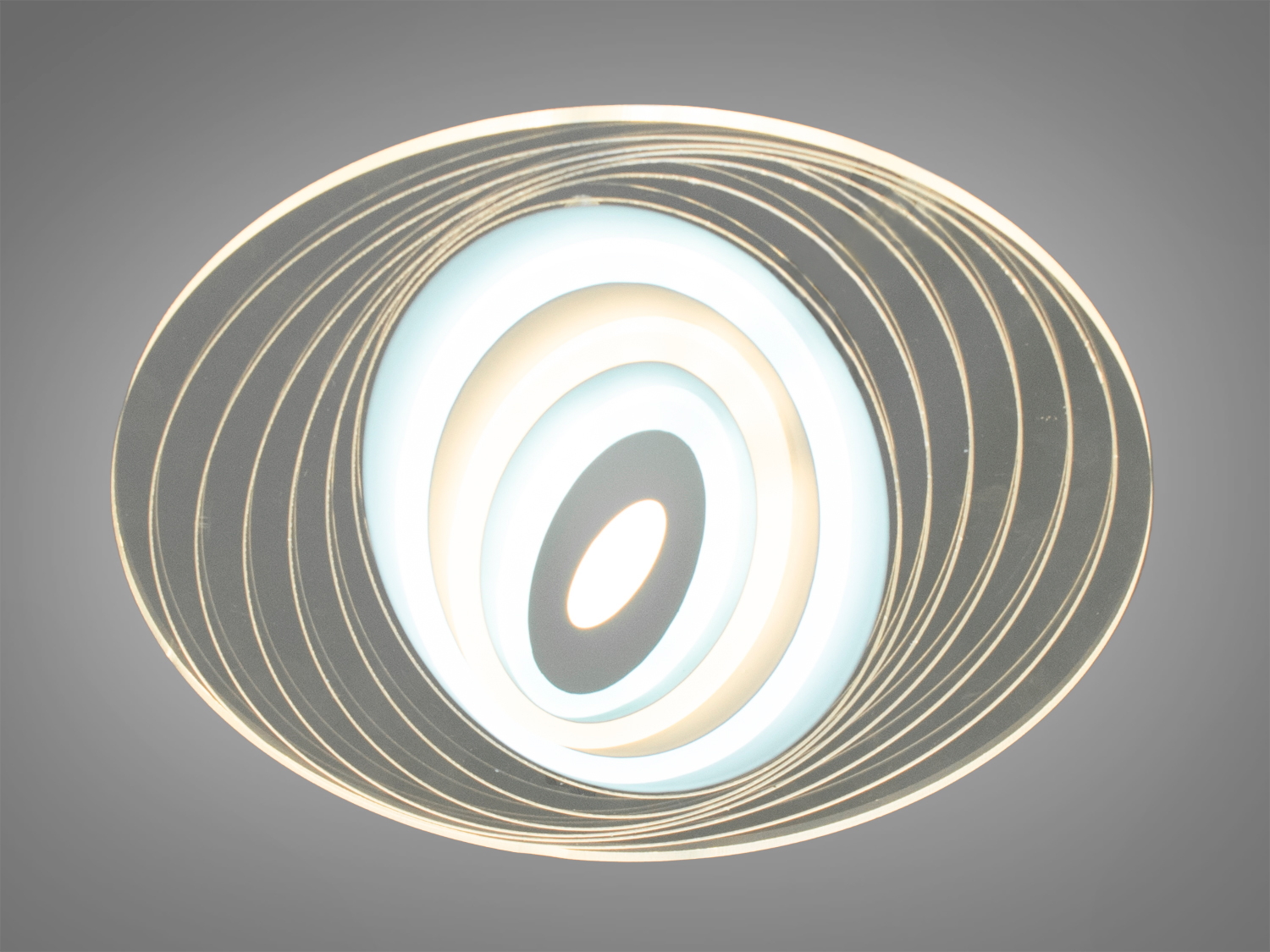 Стельовий світильник для ванної кімнати підходить на площу приміщення приблизно 5кв.м. Застосовується також у коридор, для зали, вітальні, спальні, дитячої, оскільки відсутні скляні елементи. Можна також використовувати як бра та настінні світильники.
Світлодіодна панель має кілька режимів: холодний 6000К, нейтральний 4100К, теплий 3200К, димер, що дозволяє регулювати яскравість люстри від 5% до 100% за допомогою пульта, що входить до комплекту.
Світильник світить яскраво, але не сліпить рахунок матеріалу - акрилу, до того ж цей матеріал дуже міцний - його важко пошкодити. Світло рівномірно розподіляється по приміщенню, причому люстра світить дуже м'яко.
Кріпиться до стелі будь-якого типу універсальним кріпленням на монтажну планку.