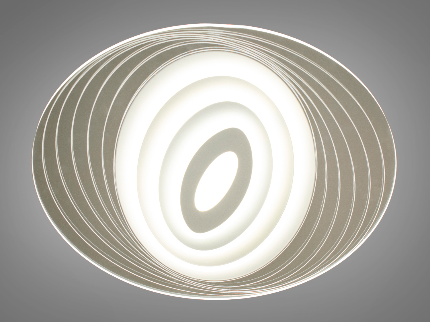 Універсальна світлодіодна панель для спальні підходить на площу приміщення приблизно 8 кв.м. Застосовується також у коридор, для зали, вітальні, спальні, дитячої, оскільки відсутні скляні елементи. Можна також використовувати як бра та настінні світильники.
Світлодіодна панель має кілька режимів: холодний 6000К, нейтральний 4100К, теплий 3200К, димер, що дозволяє регулювати яскравість люстри від 5% до 100% за допомогою пульта, що входить до комплекту.
Світильник світить яскраво, але не сліпить рахунок матеріалу - акрилу, до того ж цей матеріал дуже міцний - його важко пошкодити. Світло рівномірно розподіляється по приміщенню, причому люстра світить дуже м'яко.
Кріпиться до стелі будь-якого типу універсальним кріпленням на монтажну планку.