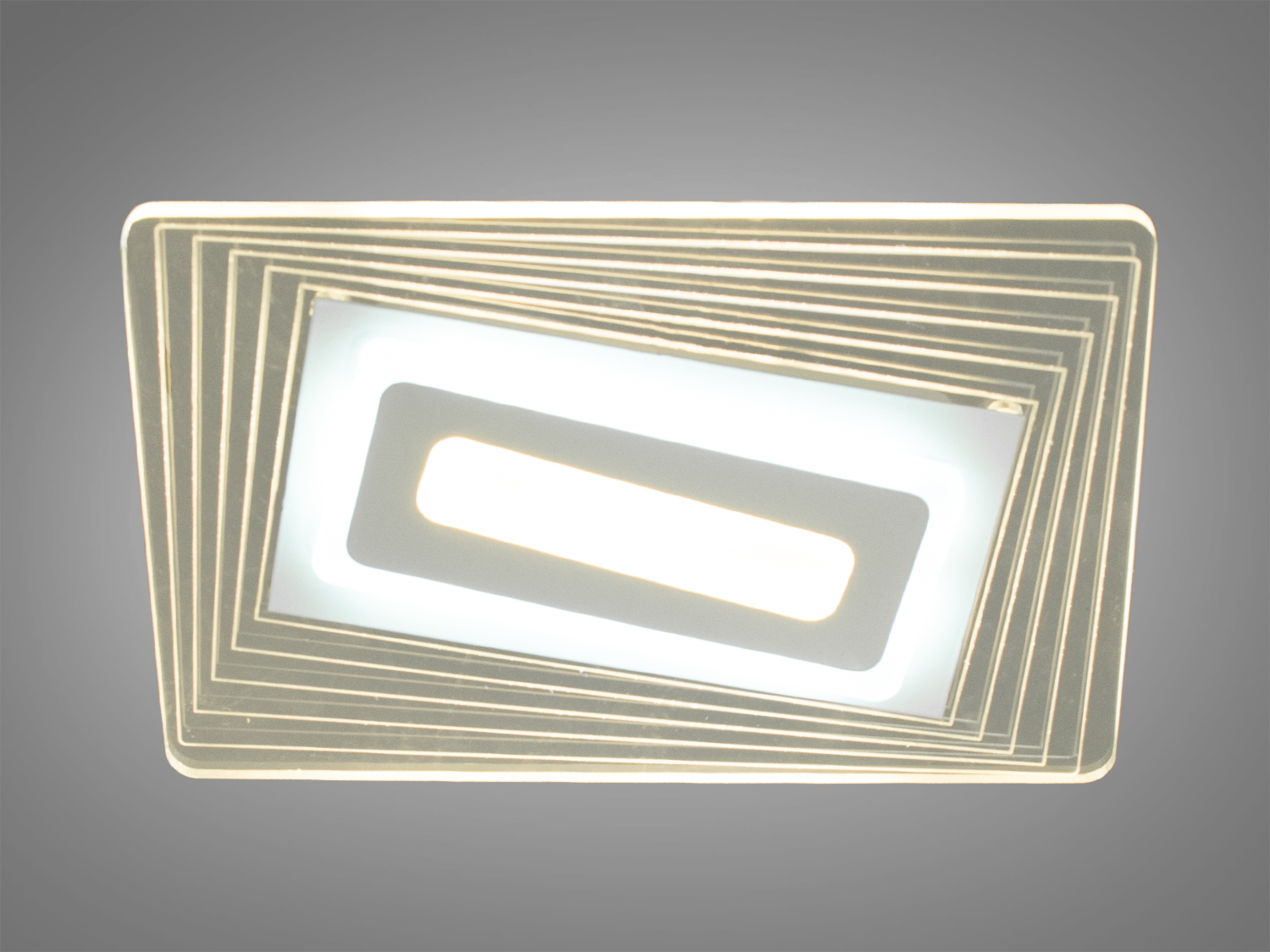 Незвичайний стельовий LED світильник із диммером підходить на площу приміщення приблизно 4кв.м. Застосовується також у коридор, для зали, вітальні, спальні, дитячої, оскільки відсутні скляні елементи. Можна також використовувати як бра та настінні світильники.
Світлодіодна панель має кілька режимів: холодний 6000К, нейтральний 4100К, теплий 3200К, димер, що дозволяє регулювати яскравість люстри від 5% до 100% за допомогою пульта, що входить до комплекту.
Світильник світить яскраво, але не сліпить рахунок матеріалу - акрилу, до того ж цей матеріал дуже міцний - його важко пошкодити. Світло рівномірно розподіляється по приміщенню, причому люстра світить дуже м'яко.
Кріпиться до стелі будь-якого типу універсальним кріпленням на монтажну планку.