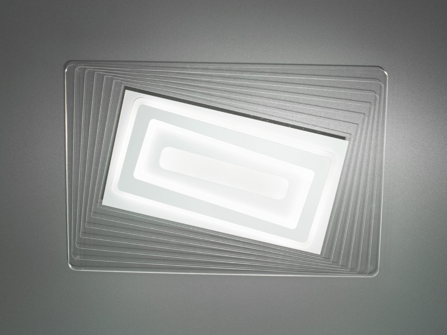 Стельовий ЛЕД світильник на кухню з диммером підходить на площу приміщення приблизно 11 кв.м. Застосовується також у коридор, для зали, вітальні, спальні, дитячої, оскільки відсутні скляні елементи. Можна також використовувати як бра та настінні світильники.
Світлодіодна панель має кілька режимів: холодний 6000К, нейтральний 4100К, теплий 3200К, димер, що дозволяє регулювати яскравість люстри від 5% до 100% за допомогою пульта, що входить до комплекту.
Світильник світить яскраво, але не сліпить рахунок матеріалу - акрилу, до того ж цей матеріал дуже міцний - його важко пошкодити. Світло рівномірно розподіляється по приміщенню, причому люстра світить дуже м'яко.
Кріпиться до стелі будь-якого типу універсальним кріпленням на монтажну планку.