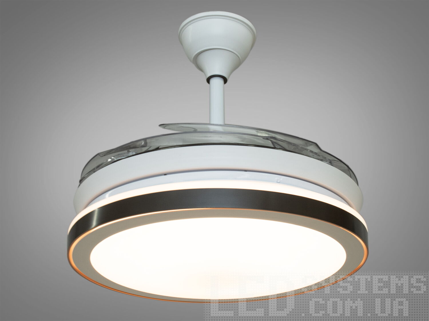 Люстра-вентилятор з пультом для дитячої кімнати виконана з яскравим дизайном та відсутністю негативного впливу на здоров'я дітей. На відміну від кондиціонера, люстра вентилятор у дитячій кімнаті не переохолоджує і не сушить повітря. А в холодну пору року ще й рівномірно розподілить нагріте повітря по приміщенню, забираючи холодну зону на підлозі.
У цій люстрі поєднались витончений ретро стиль і сучасну зручність - дистаційний пульт управління. За допомогою пульта ви зможете вмикати/вимикати світильник та вентилятор, змінювати колірну температуру, а також ставити таймер на тривалий час.
З вимикача люстра перемикається за режимами освітлення &ndash; холодний білий, теплий білий, нейтральний.
Кріпиться до натяжних, підвісних і звичайних стель універсальним кріпленням на планку.