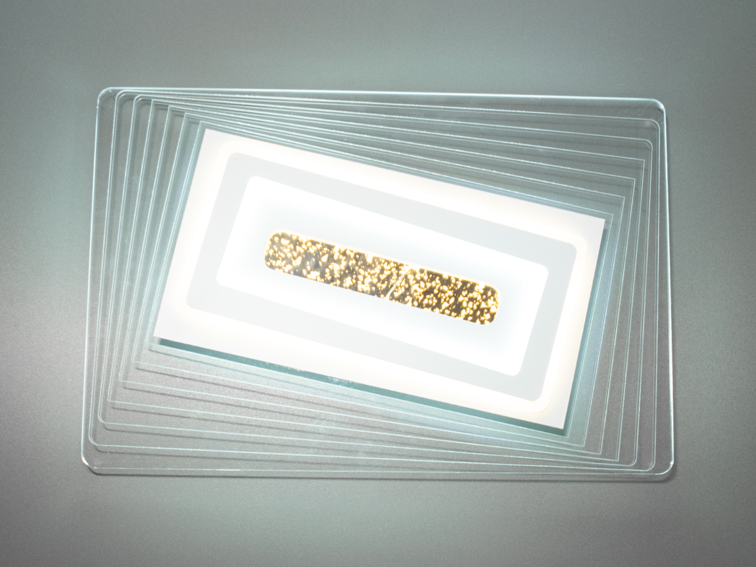 Акриловий LED світильник на кухню з диммером і пультом підходить на площу приміщення приблизно 11кв.м. Застосовується також у коридор, для зали, вітальні, спальні, дитячої, оскільки відсутні скляні елементи. Можна також використовувати як бра та настінні світильники.
Світлодіодна панель має кілька режимів: холодний 6000К, нейтральний 4100К, теплий 3200К, димер, що дозволяє регулювати яскравість люстри від 5% до 100% за допомогою пульта, що входить до комплекту.
Світильник світить яскраво, але не сліпить рахунок матеріалу - акрилу, до того ж цей матеріал дуже міцний - його важко пошкодити. Світло рівномірно розподіляється по приміщенню, причому люстра світить дуже м'яко.
Кріпиться до стелі будь-якого типу універсальним кріпленням на монтажну планку.