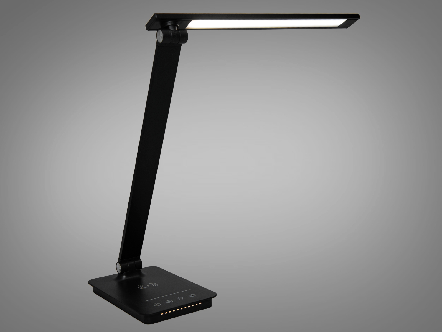 Світлодіодна настільна лампа usb зарядкою та нічником ідеально підходить для сучасного будинку чи офісу. Лампа характеризується енергоефективністю, має стриманий та елегантний дизайн. Завершує образ лампи гнучка конструкція, яка дозволяє користувачеві нахиляти та повертати світлодіодну панель для максимальної зручності.
Важливою функцією цієї настільної лампи є функція бездротової зарядки, ви можете просто покласти свій телефон на основу лампи, і він почне заряджатися в режимі акумулятора. Вона дозволяє підтримувати заряд мобільних пристроїв без зайвих кабелів, підтримуючи чистоту та порядок на робочому столі. Ця лампа стане центром робочого місця, де кожен гаджет завжди буде під рукою та готовий до використання.
В основі лампи є панель із сенсорними кнопками для керування функціями лампи, такими як регулювання яскравості та температури світла. Це дозволяє користувачеві налаштувати світло від яскравого та енергійного до м'якого та теплого, що відповідає індивідуальним уподобанням користувачів.
Інтегрований нічник створює м'яке світло, ідеальне для використання в спальні або дитячій кімнаті, забезпечуючи достатньо світла для орієнтації в темряві, але при цьому не бентежить або не заважає сну. Лампа виглядає компактною та мобільною, що робить її зручною для переміщення між кімнатами.