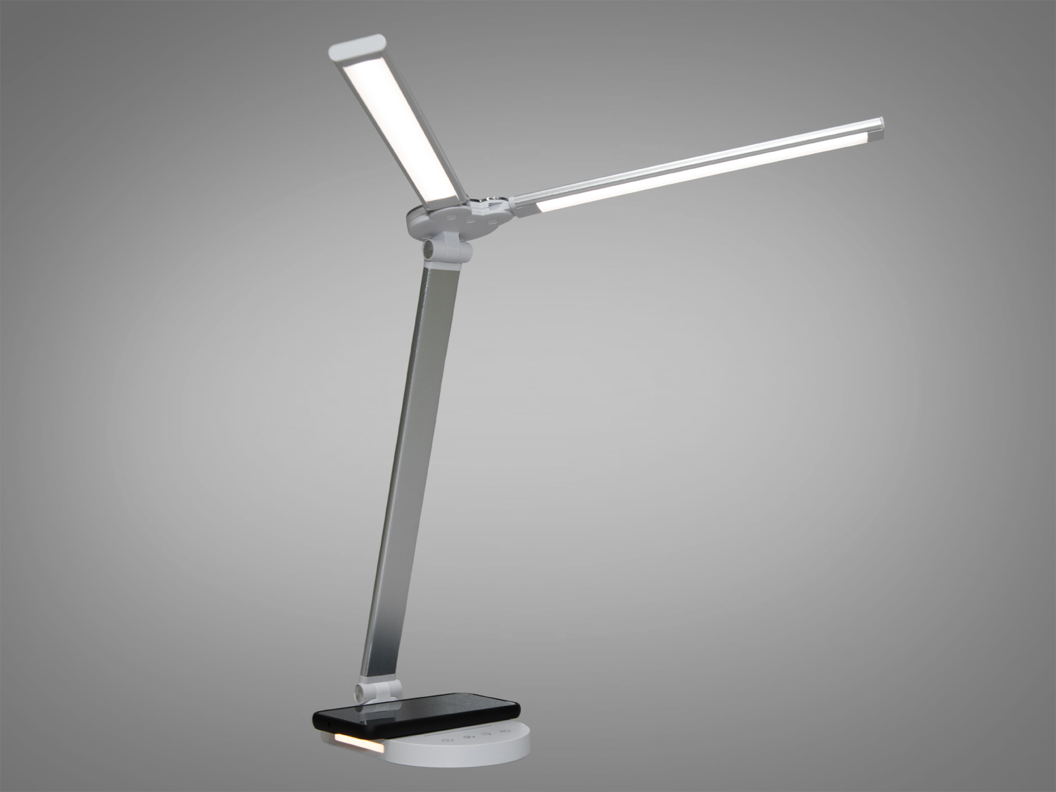 Настільна LED лампа-трансформер із таймером, з usb зарядкою та нічником ідеально підходить для сучасного будинку чи офісу. Лампа характеризується енергоефективністю, має стриманий та елегантний дизайн. Завершує образ лампи гнучка конструкція, яка дозволяє користувачеві нахиляти та повертати світлодіодну панель для максимальної зручності.
Важливою функцією цієї настільної лампи є функція бездротової зарядки, ви можете просто покласти свій телефон на основу лампи, і він почне заряджатися в режимі акумулятора. Вона дозволяє підтримувати заряд мобільних пристроїв без зайвих кабелів, підтримуючи чистоту та порядок на робочому столі. Ця лампа стане центром робочого місця, де кожен гаджет завжди буде під рукою та готовий до використання.
В основі лампи є панель із сенсорними кнопками для керування функціями лампи, такими як регулювання яскравості та температури світла. Це дозволяє користувачеві налаштувати світло від яскравого та енергійного до м'якого та теплого, що відповідає індивідуальним уподобанням користувачів.
Інтегрований нічник створює м'яке світло, ідеальне для використання в спальні або дитячій кімнаті, забезпечуючи достатньо світла для орієнтації в темряві, але при цьому не бентежить або не заважає сну. Лампа виглядає компактною та мобільною, що робить її зручною для переміщення між кімнатами.